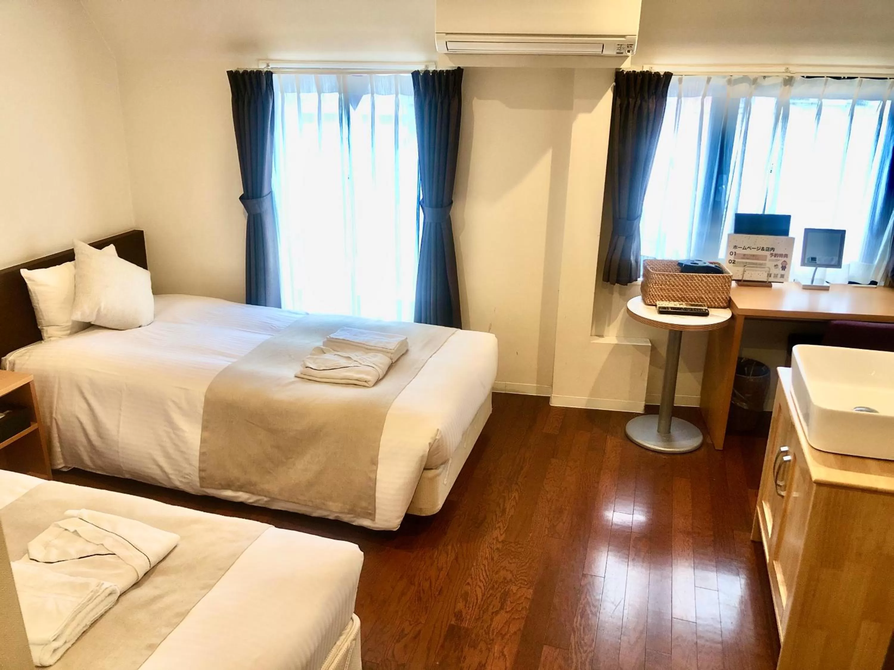 Photo of the whole room, Bed in Pod Select Hotel Shinjuku