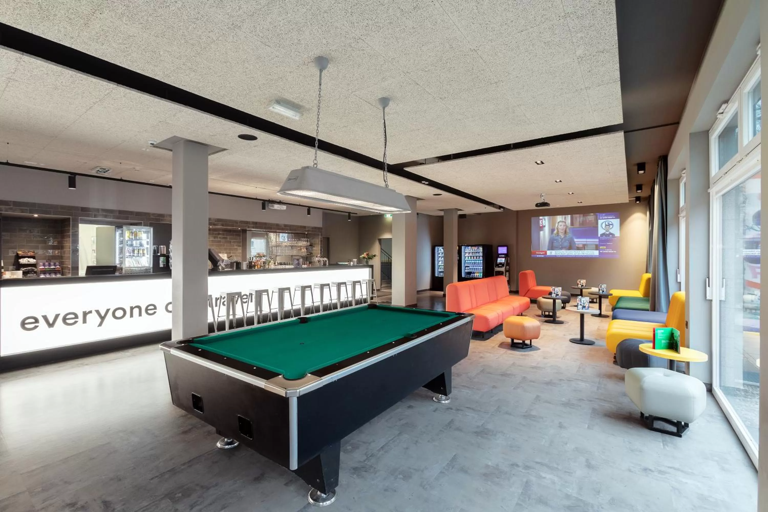 Billiard in a&o Berlin Hauptbahnhof