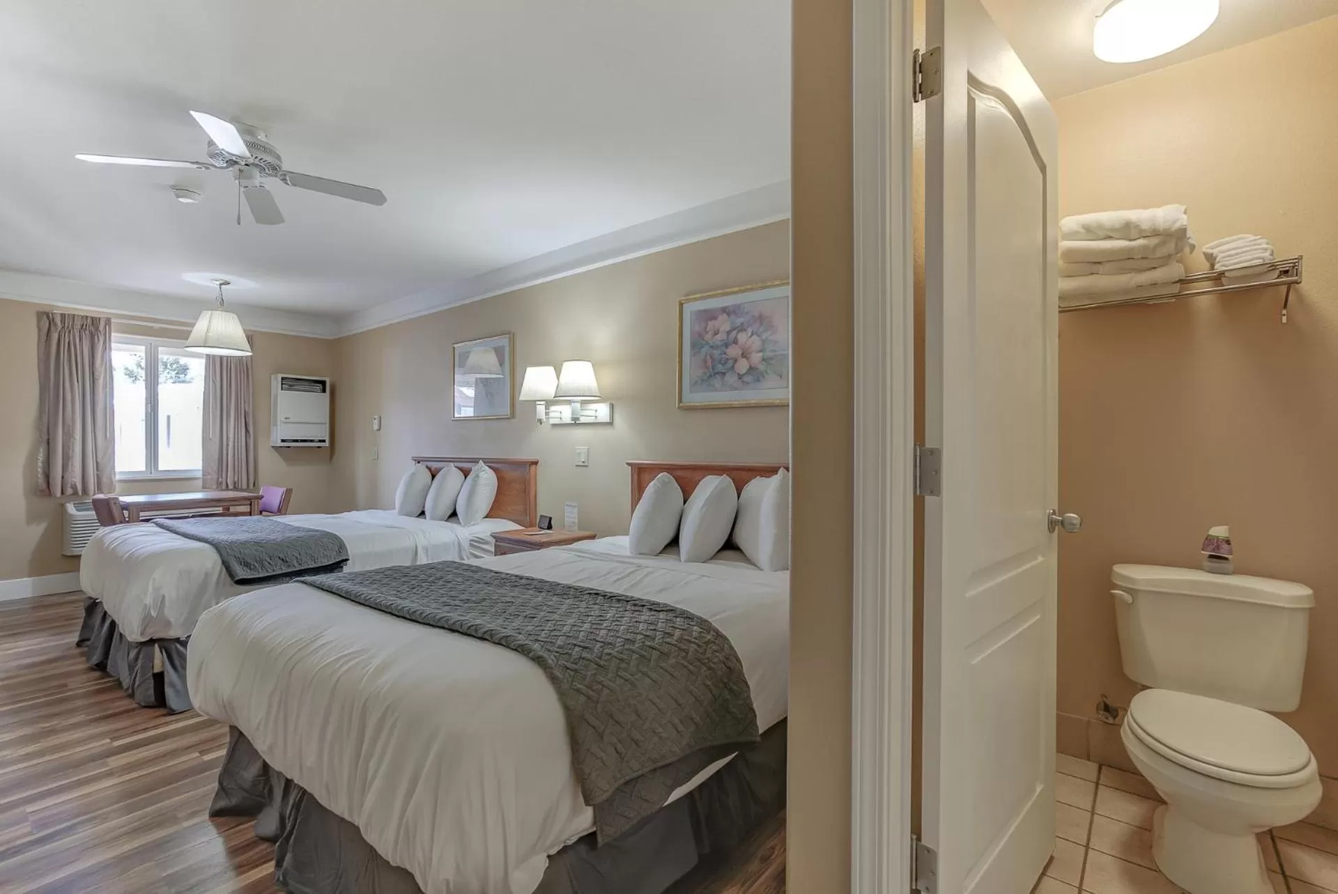 Bed in Shasta Pines Motel & Suites