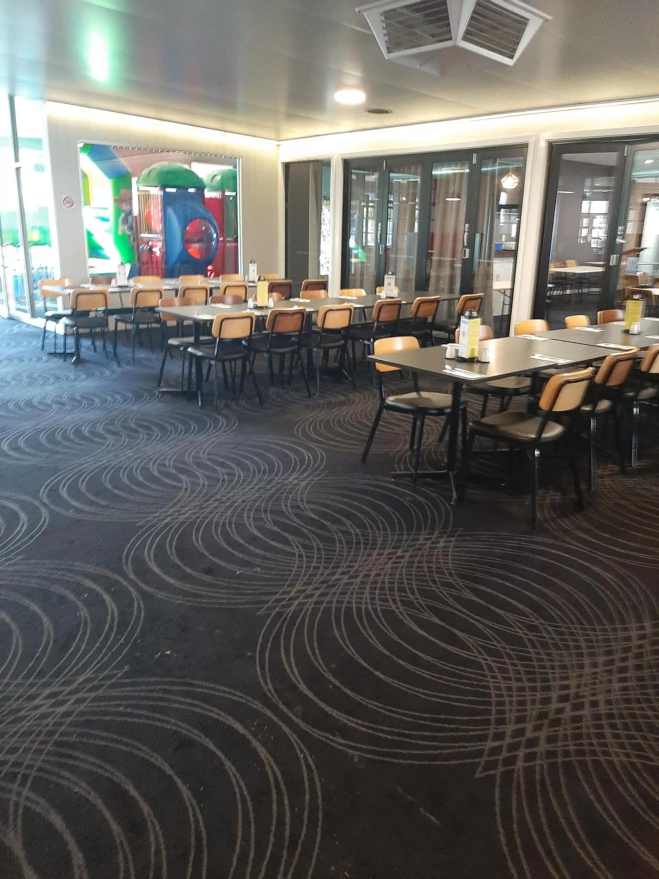 Restaurant/places to eat in Peppermill Inn Motel