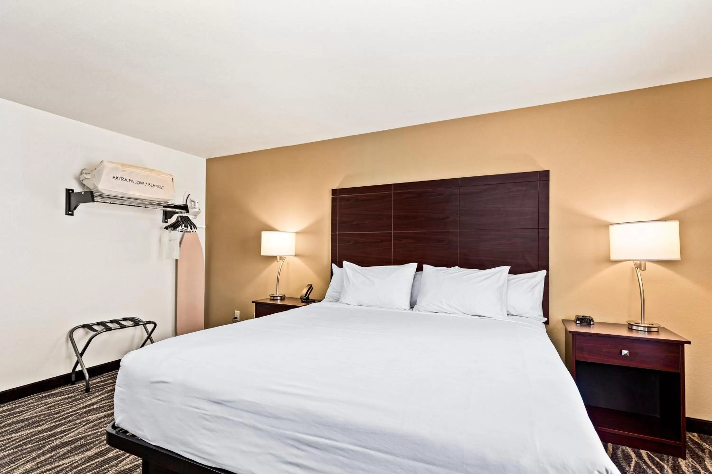 Bed in Cobblestone Hotel & Suites - Superior Duluth
