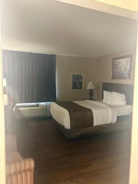 Bed in Baymont by Wyndham Battle Creek/I-94