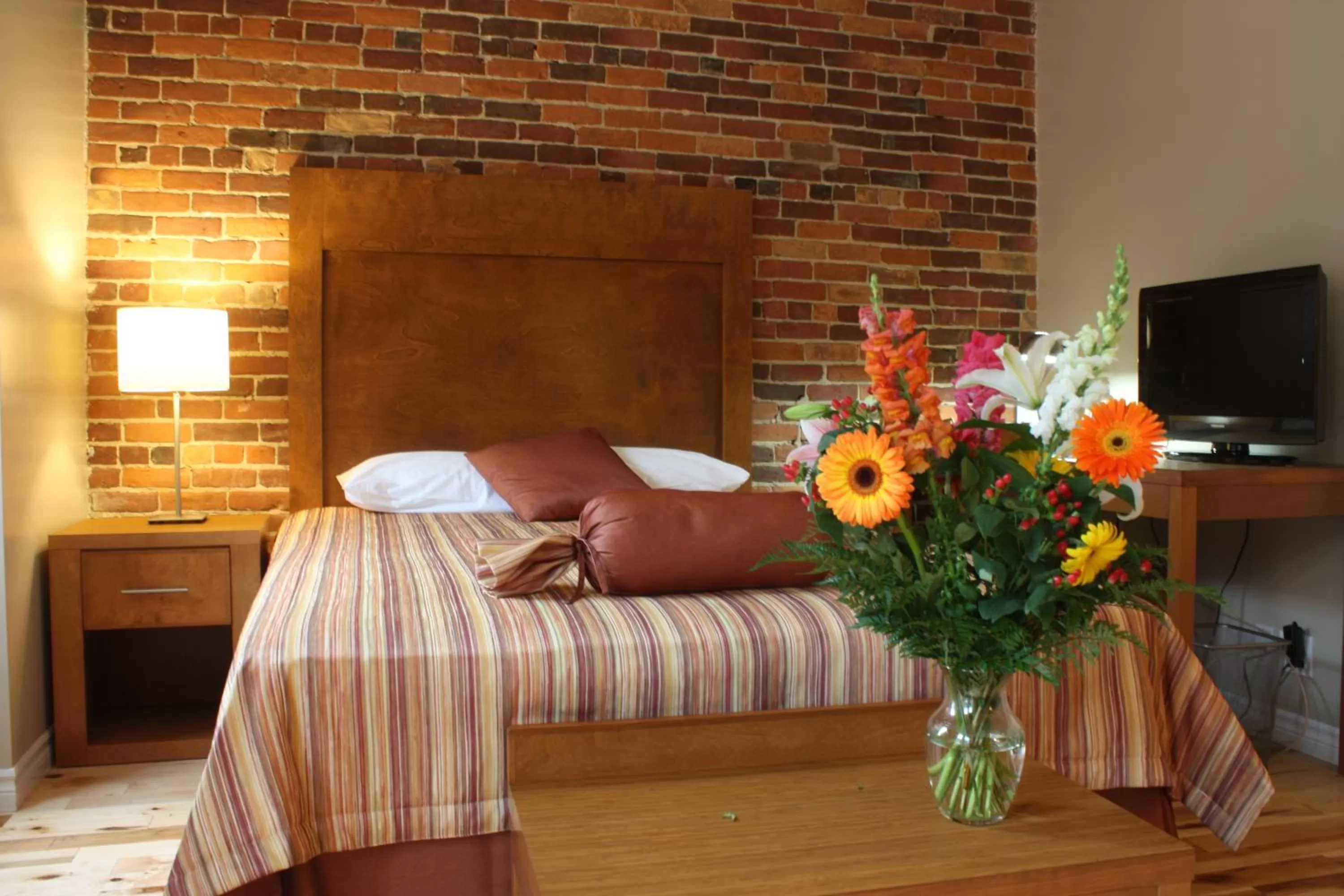 Bed in Hotel Quartier des Spectacles