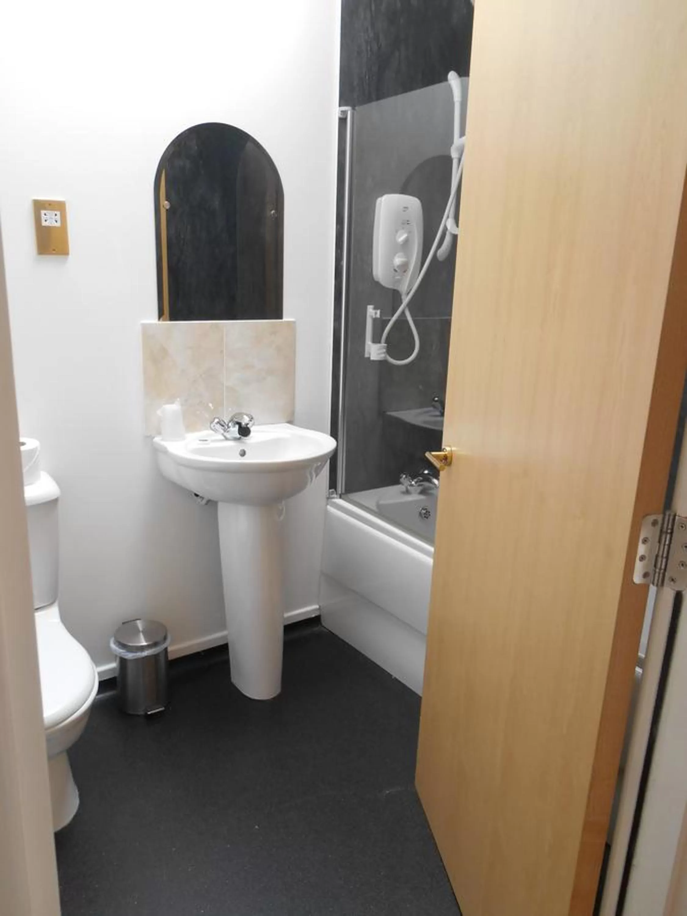 Bathroom in Airlie Arms Hotel