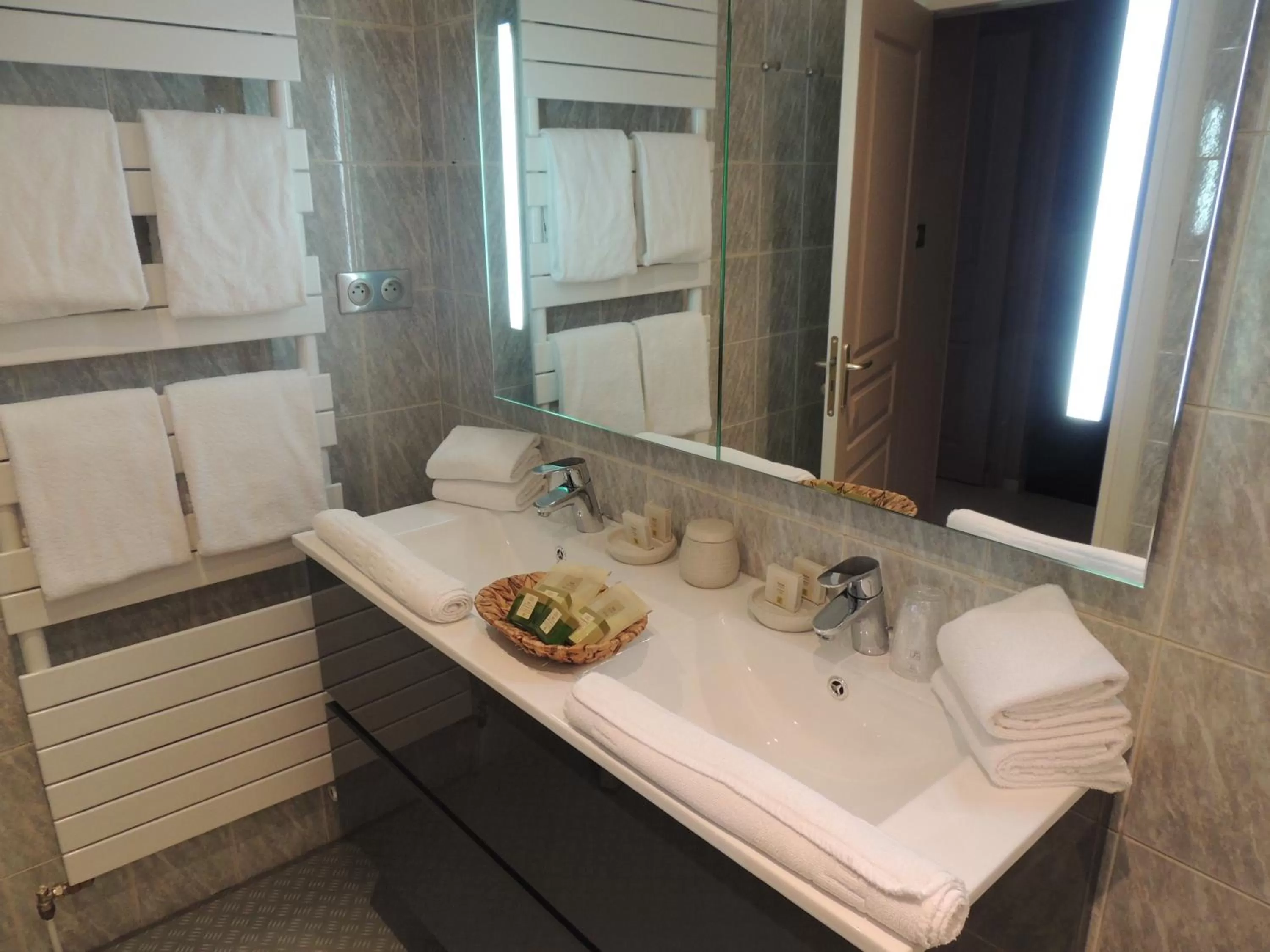 Bathroom in Logis Central Hôtel - Restaurant & Spa