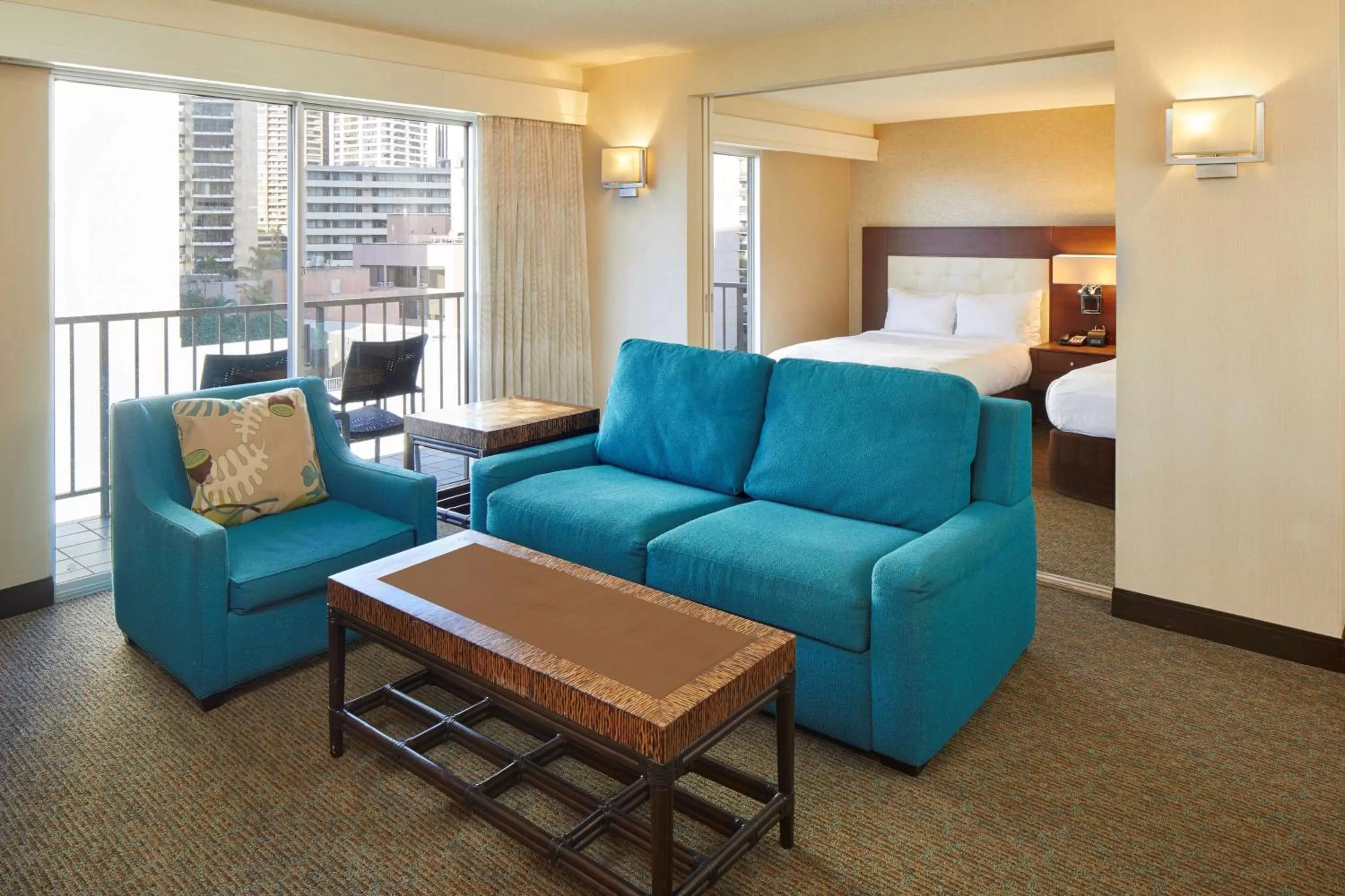 Living room, Bed in DoubleTree by Hilton Alana - Waikiki Beach