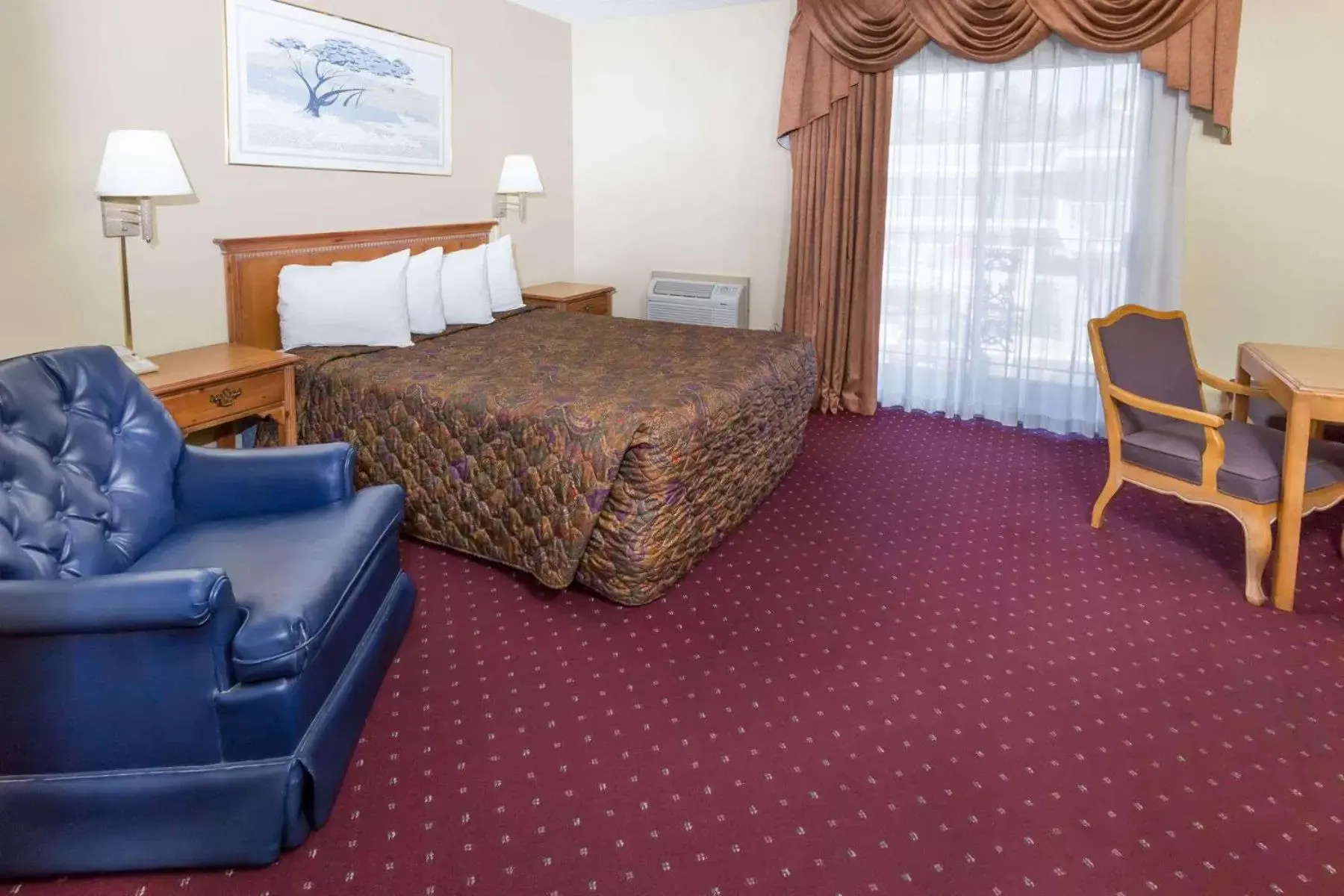 Queen Room - Non-Smoking in Days Inn by Wyndham Medford Queen Room - Non-Smoking in Days Inn by Wyndham Medford
