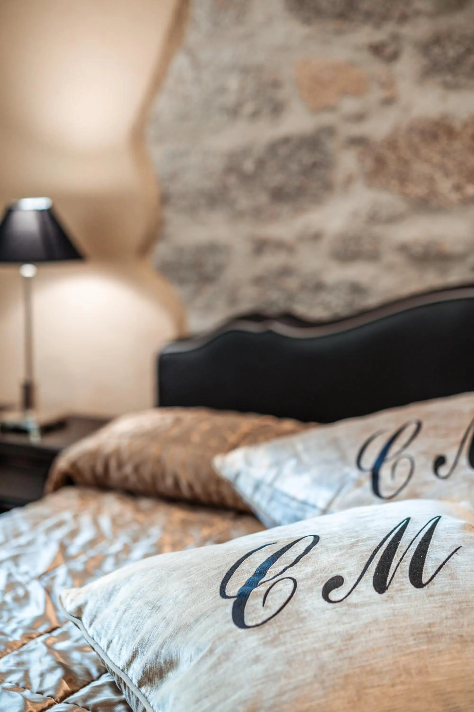 Decorative detail, Bed in La Locanda Del Conte Mameli - Boutique Hotel & Suite SPA