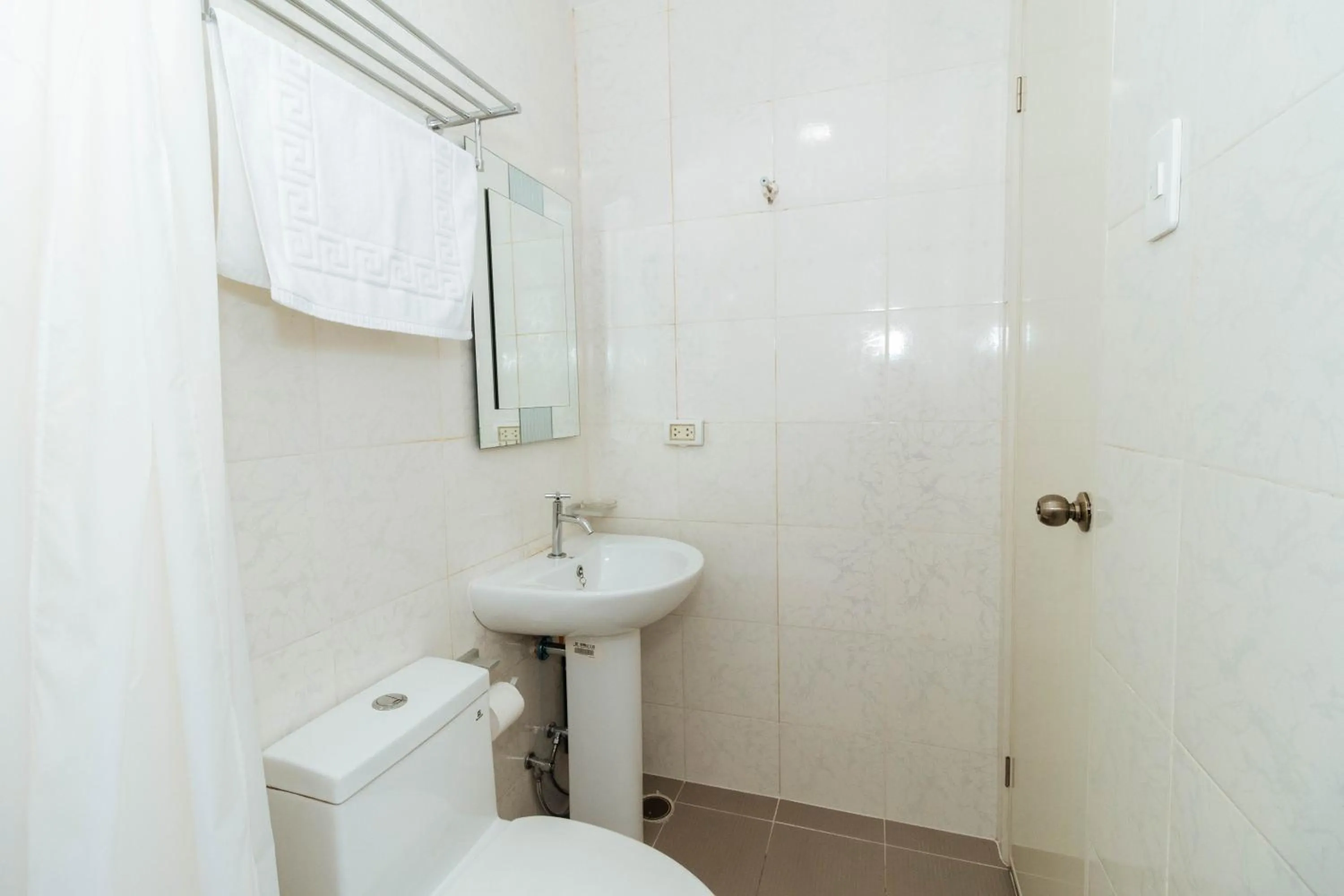 Bathroom in RedDoorz near Osmena Highway 1