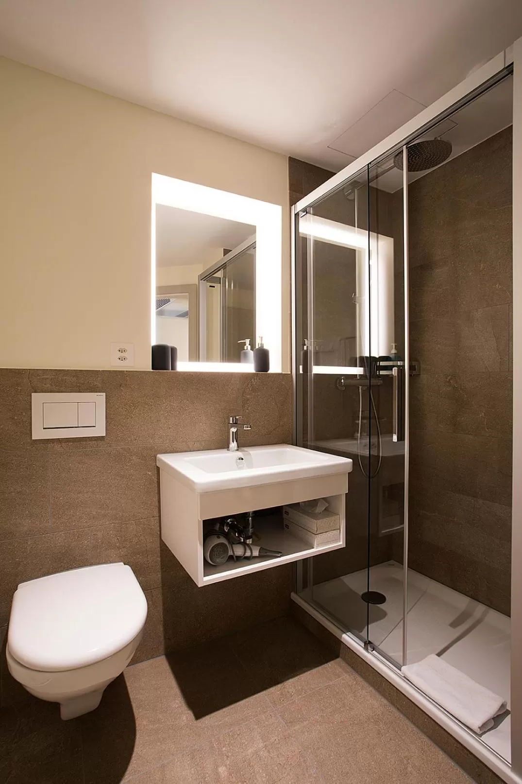 Toilet in Kreuz Bern Modern City Hotel