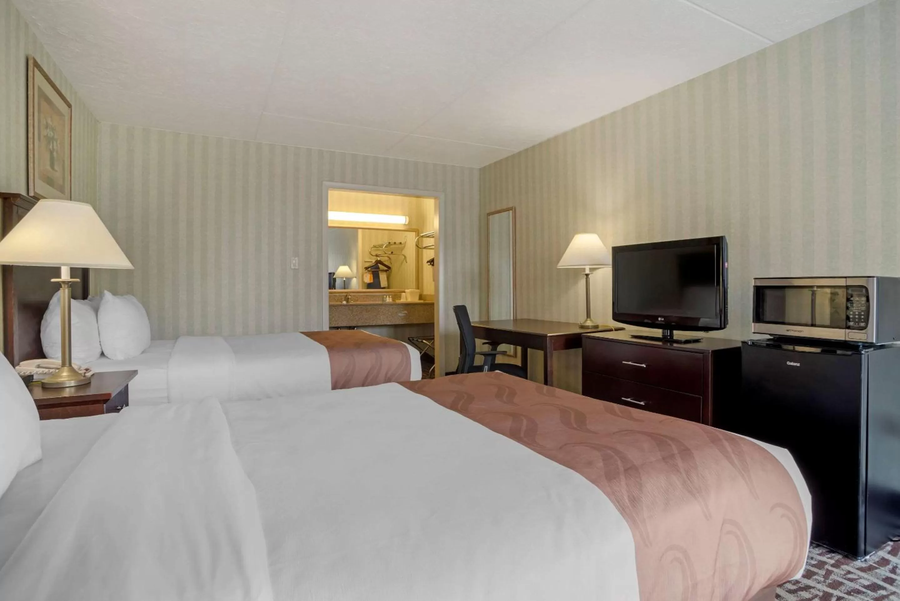 Photo of the whole room, Bed in Quality Inn Fredericksburg near Historic Downtown