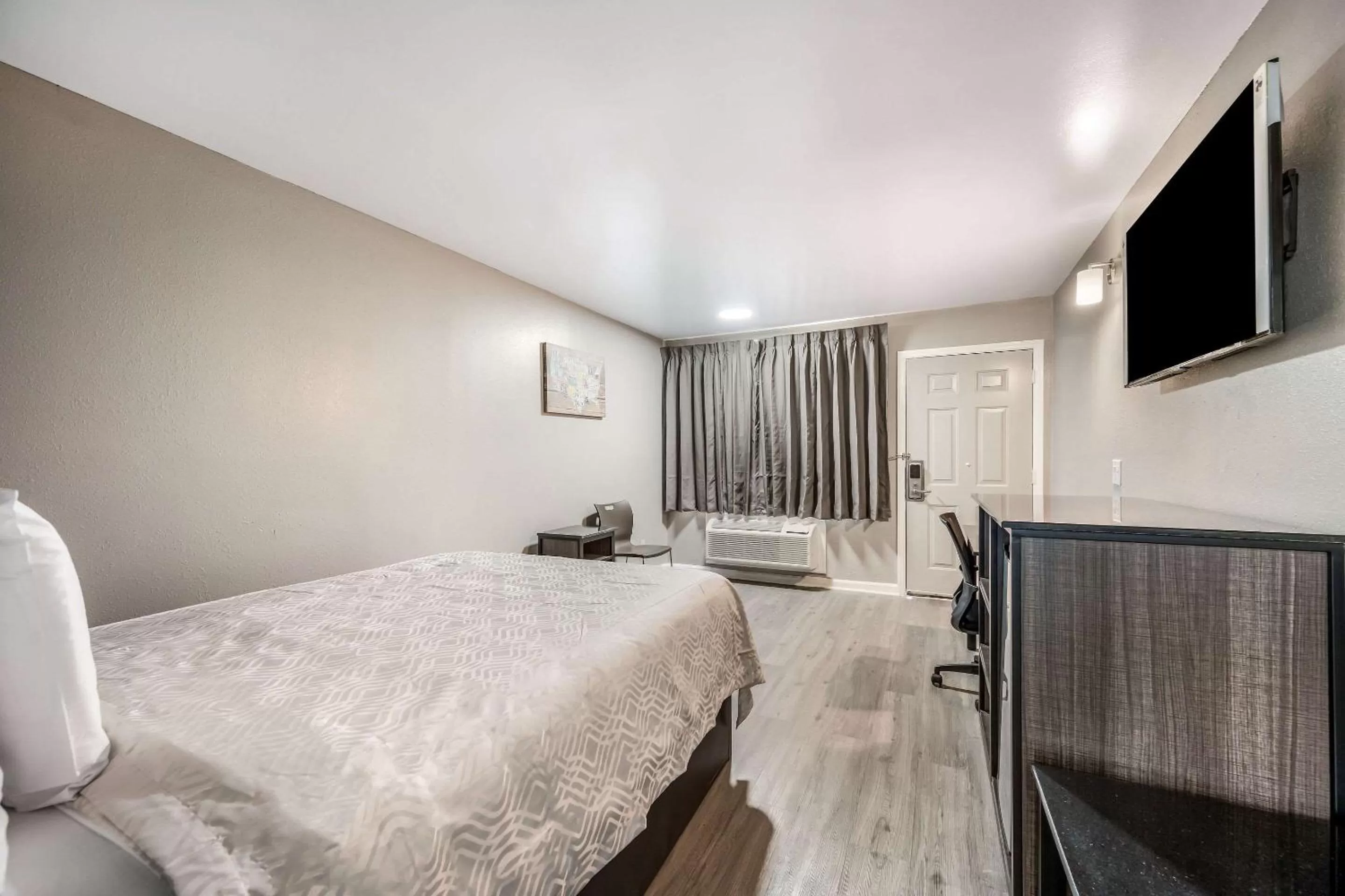 Photo of the whole room, Bed in Econo Lodge Russellville