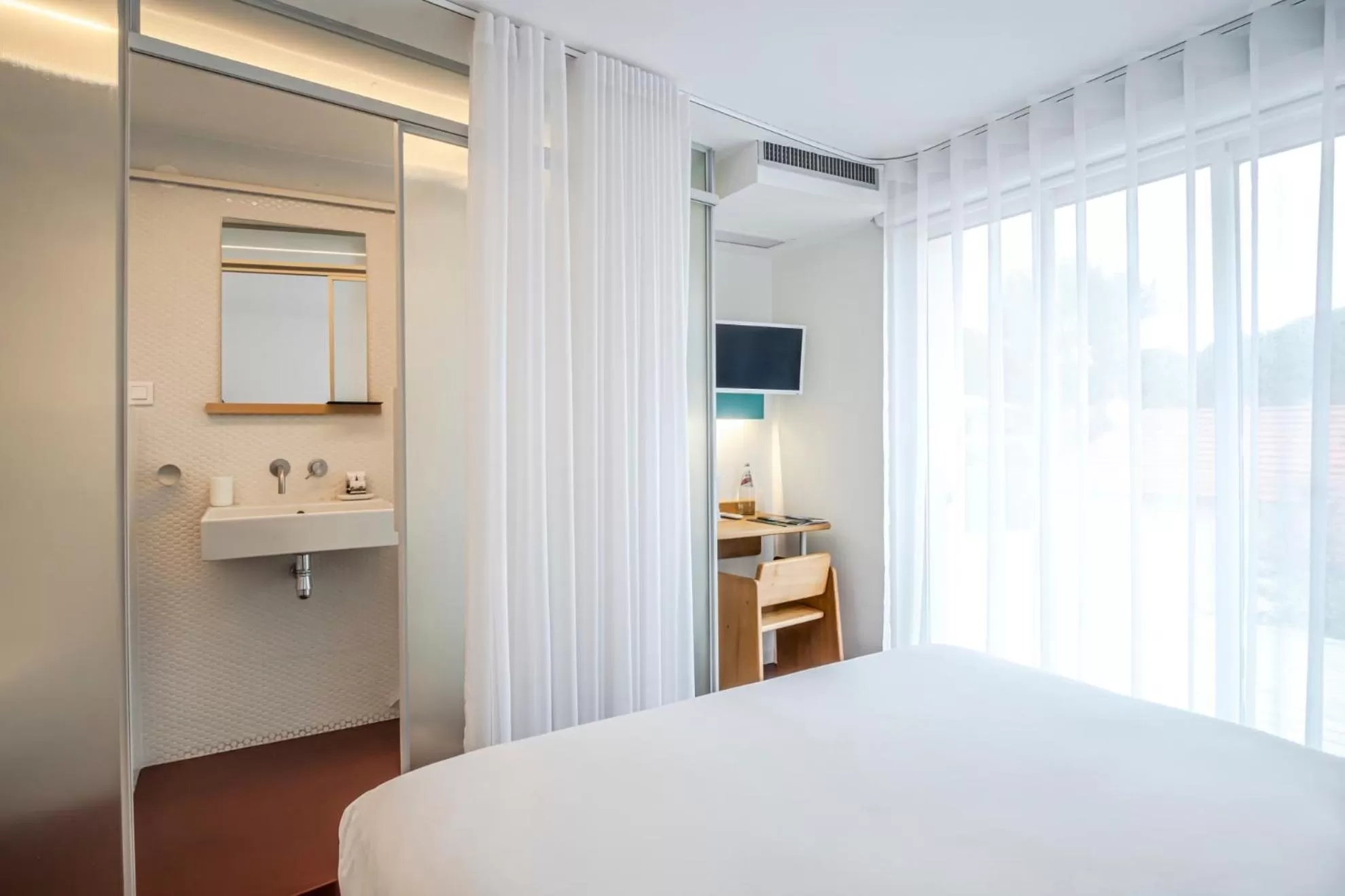 Photo of the whole room, Bed in Hôtel La Reine Jane