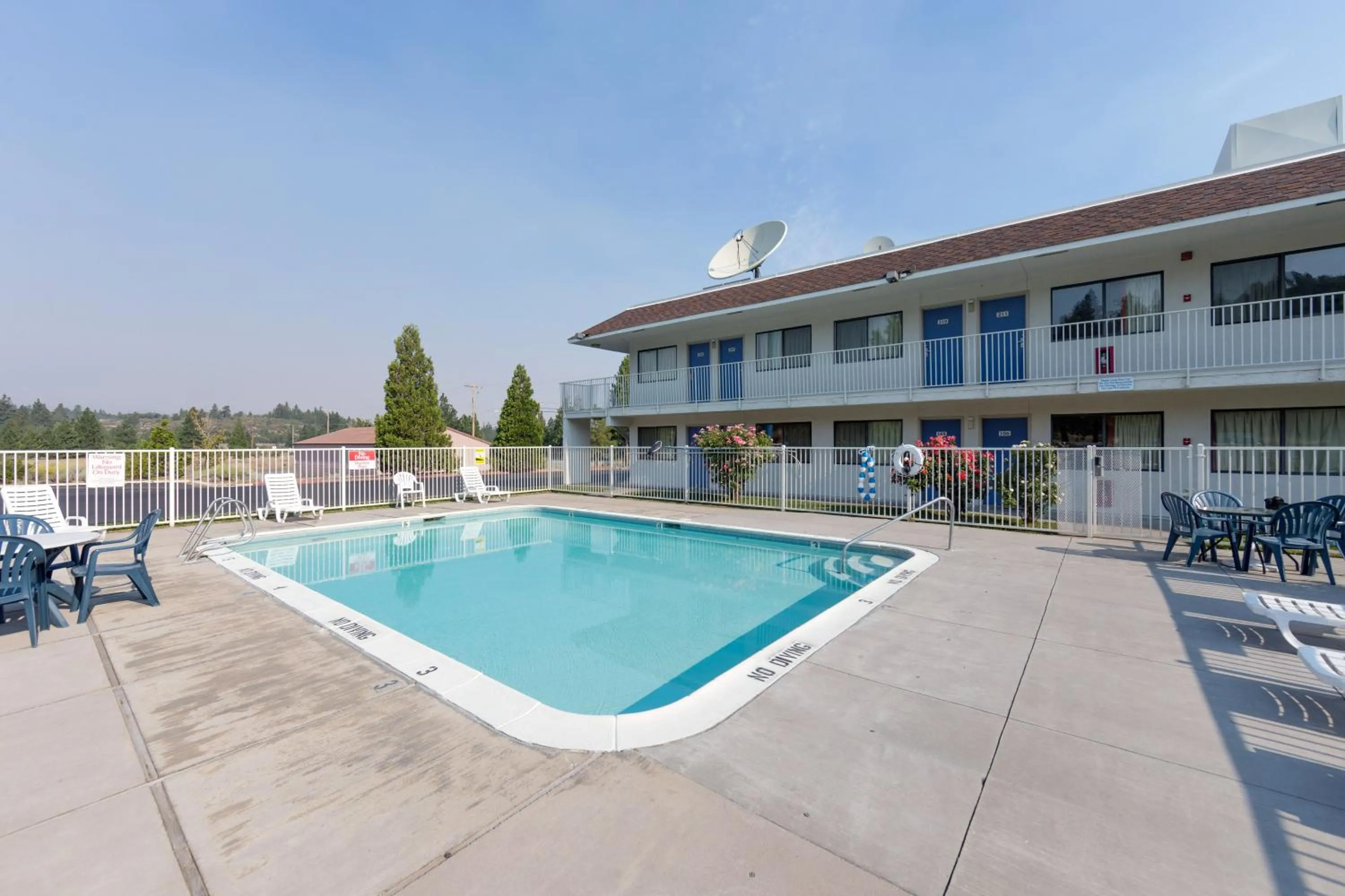 Swimming pool in Motel 6 Weed - Mount Shasta