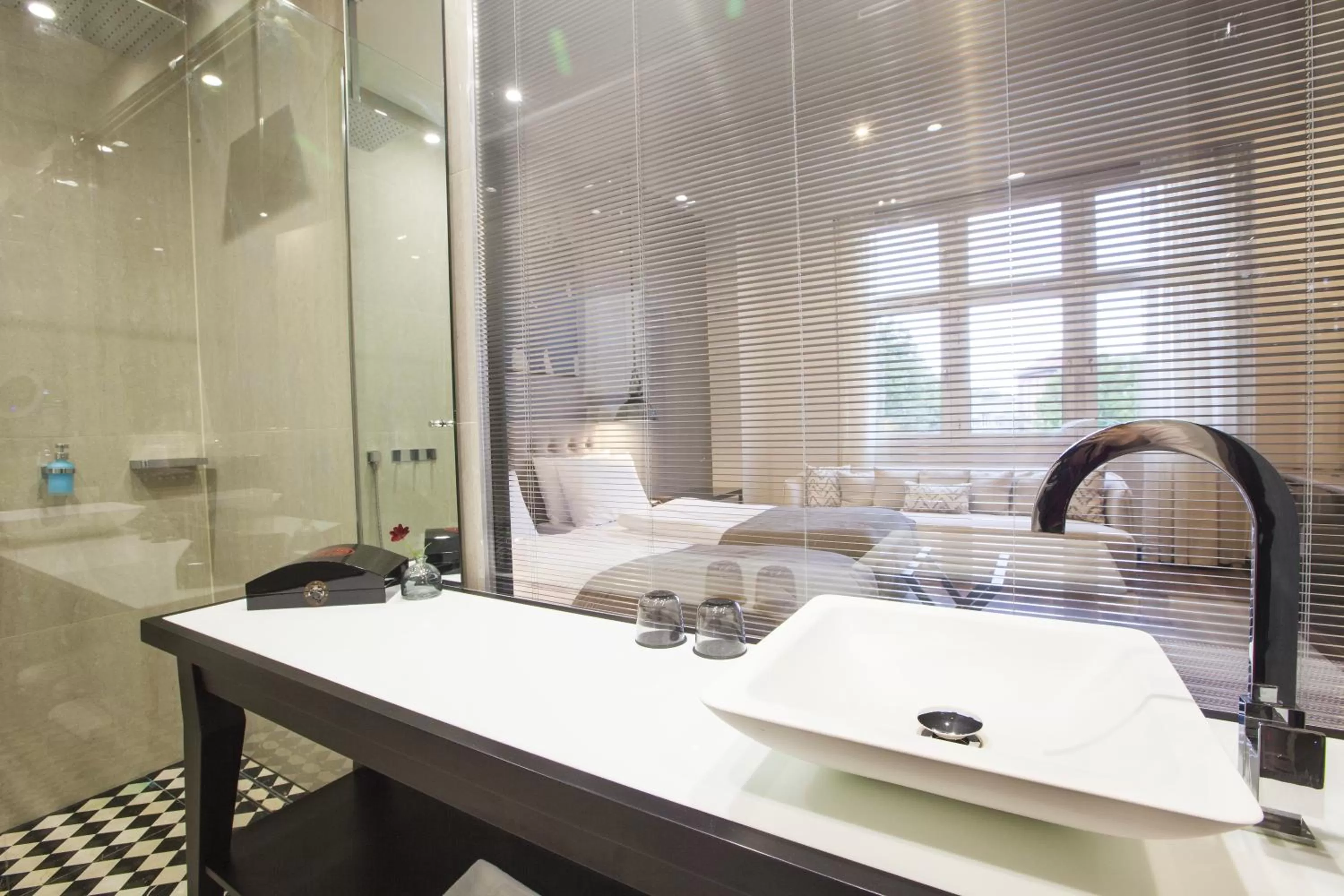 Bathroom in Quentin XL Potsdamer Platz