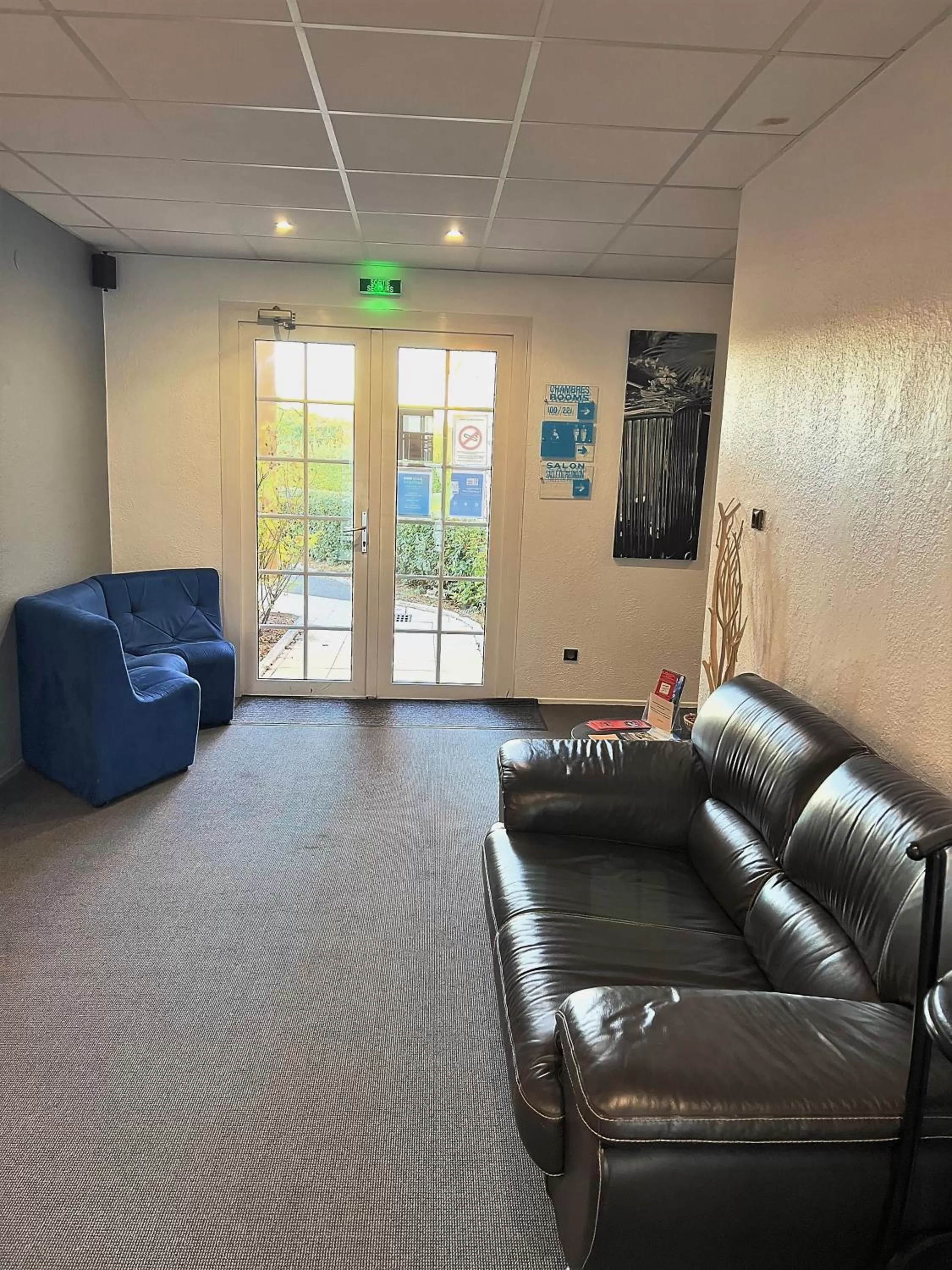 Living room in Kyriad Direct Reims Bezannes