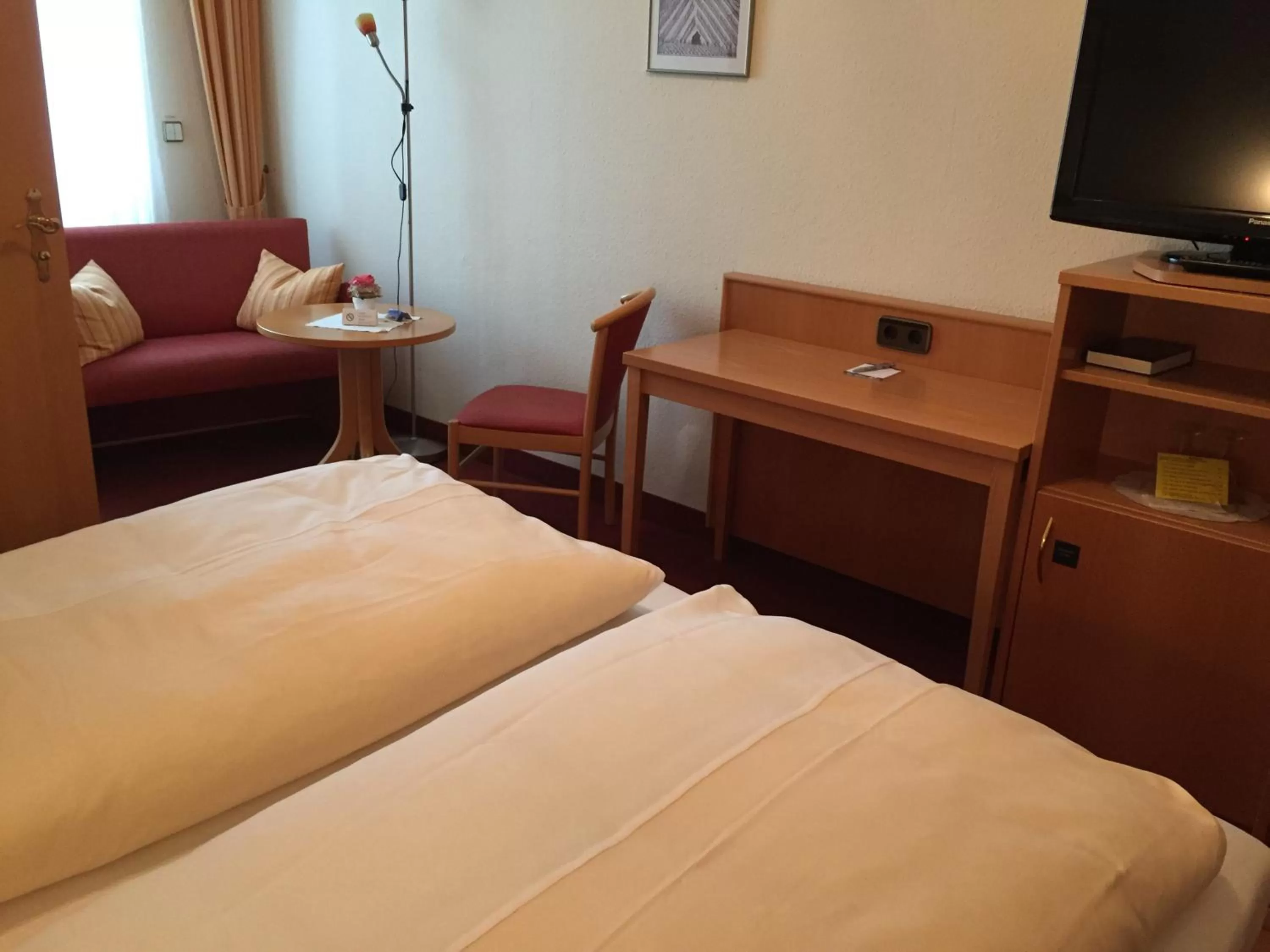 Photo of the whole room, Bed in Hotel Rose Heidelberg inklusive Frühstück, Saunanutzung und Parkplätze nach Verfügbarkeit