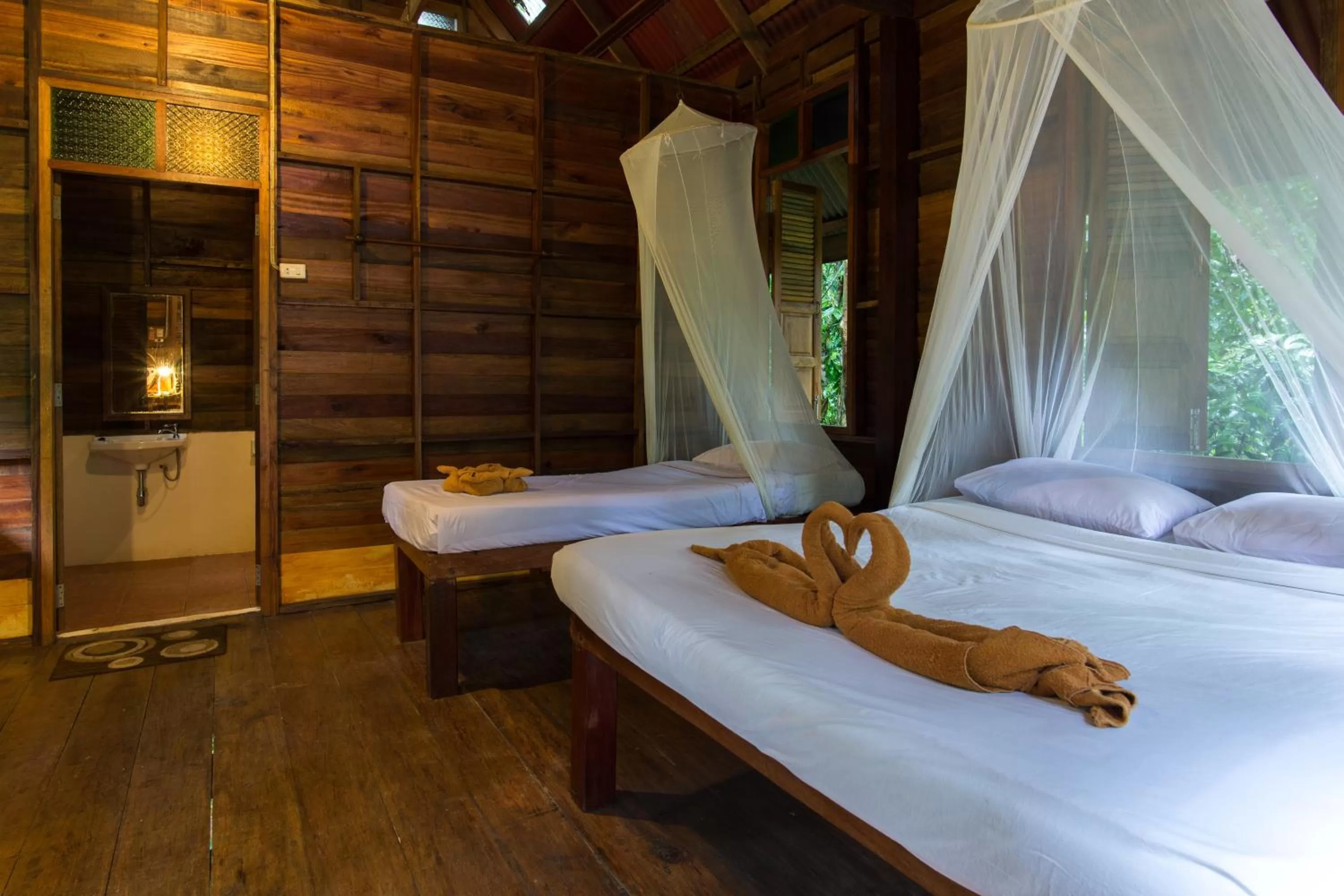 Bed in Art's Riverview Lodge