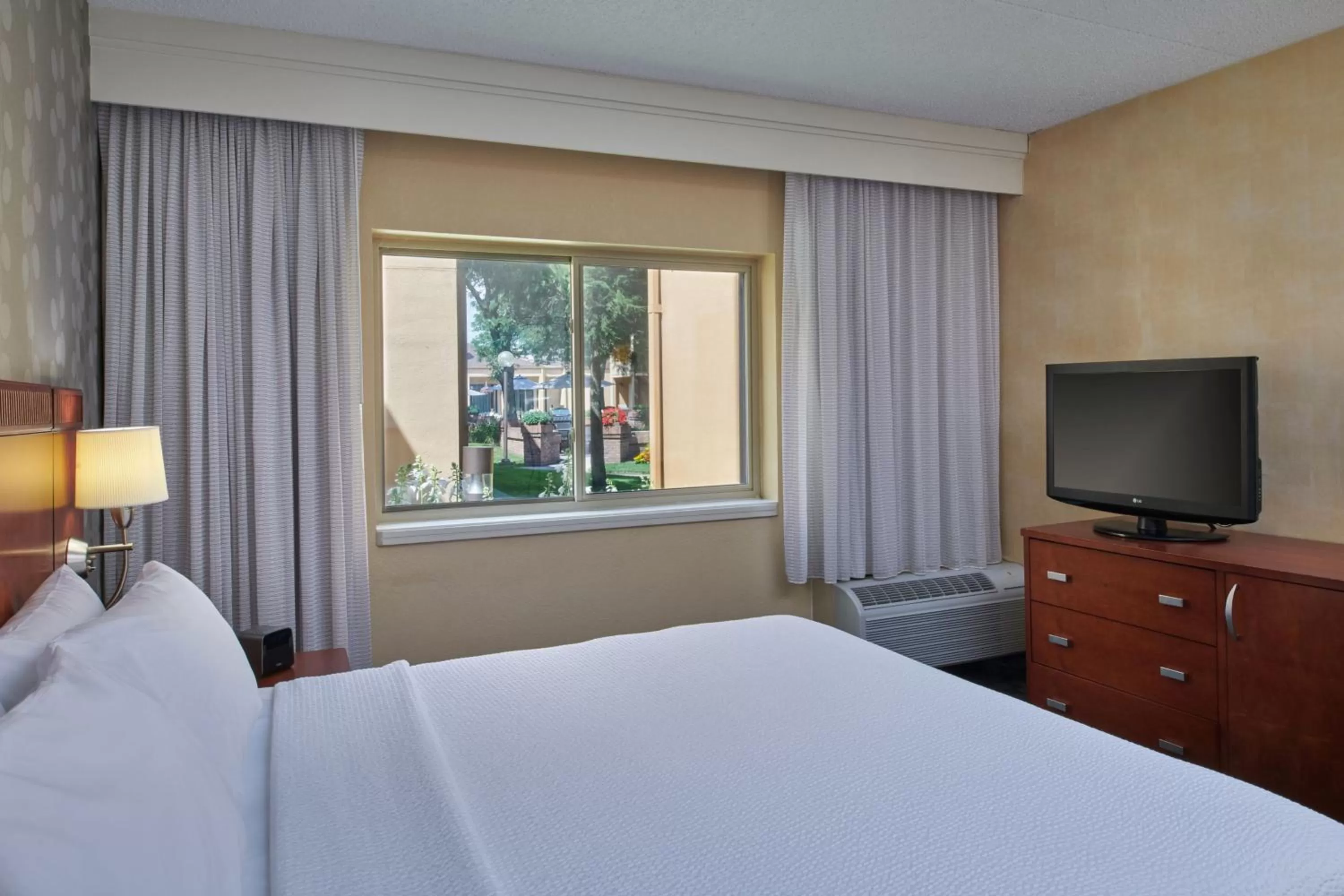 Bedroom, Bed in Courtyard Detroit Dearborn