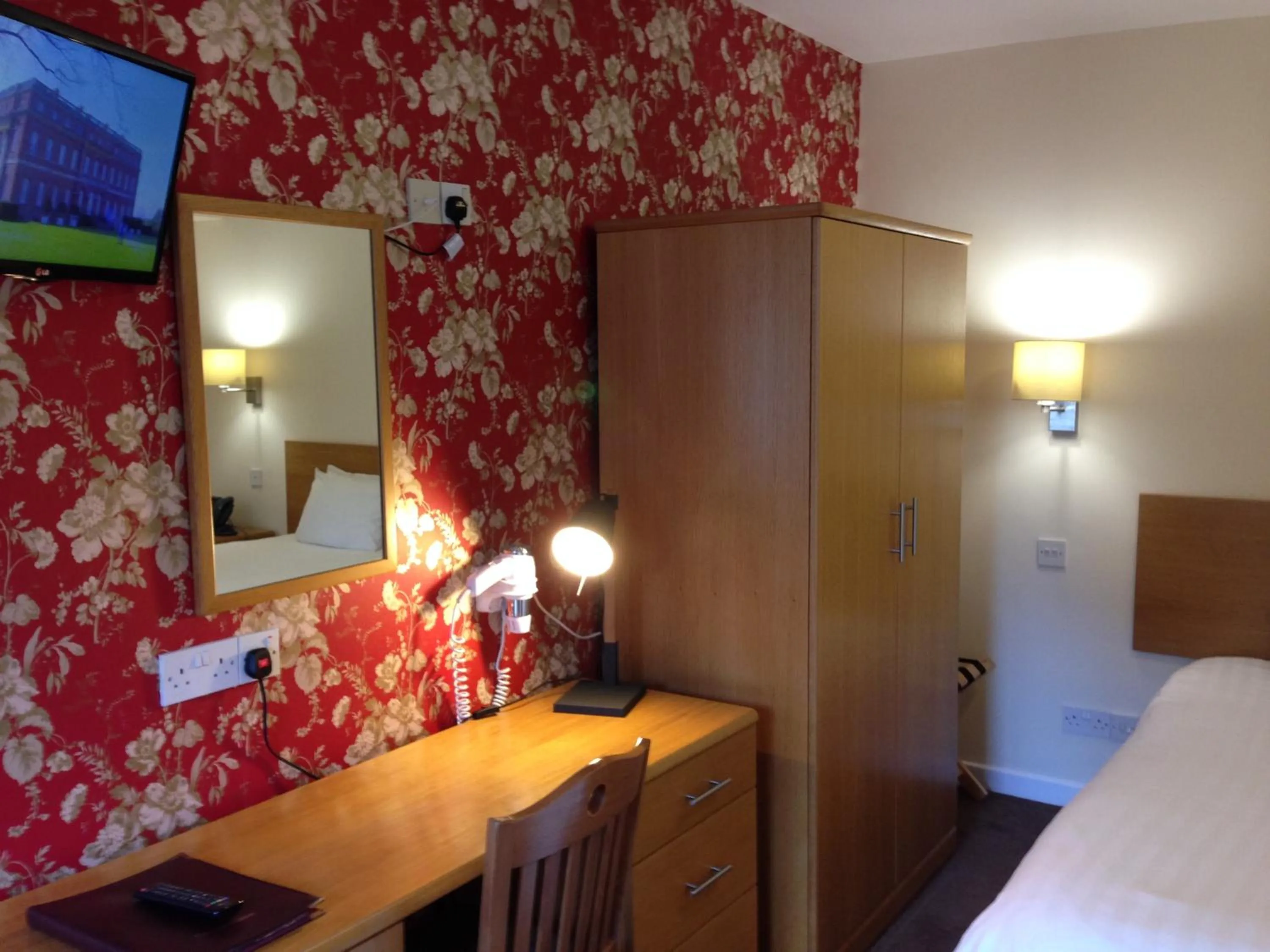 Bedroom, Bed in Ely House Hotel