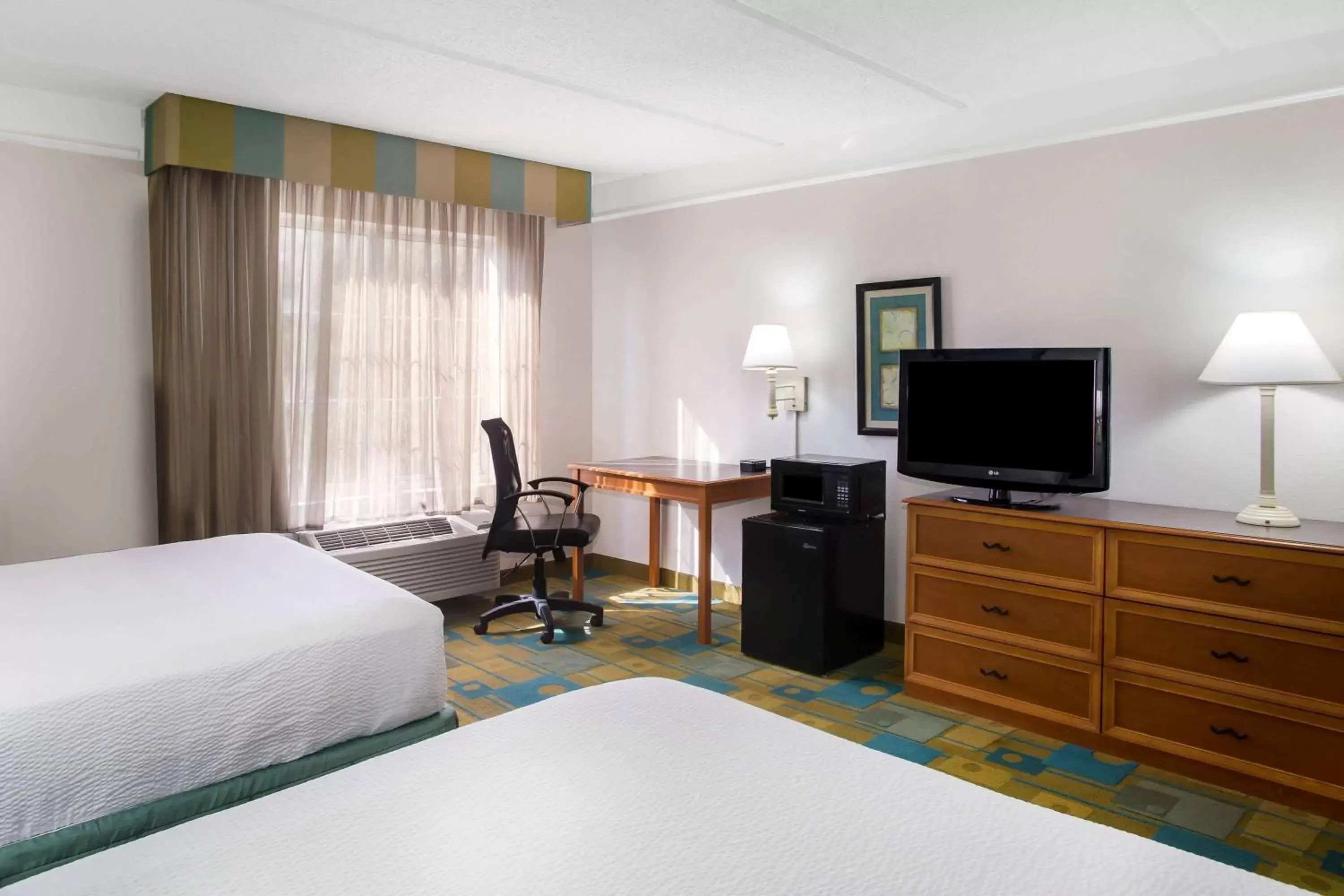 Double Room with Two Double Beds and Roll-In Shower - Mobility/Hearing Accessible - Non-Smoking in La Quinta by Wyndham Austin Southwest Double Room with Two Double Beds and Roll-In Shower - Mobility/Hearing Accessible - Non-Smoking in La Quinta by Wyndham Austin Southwest