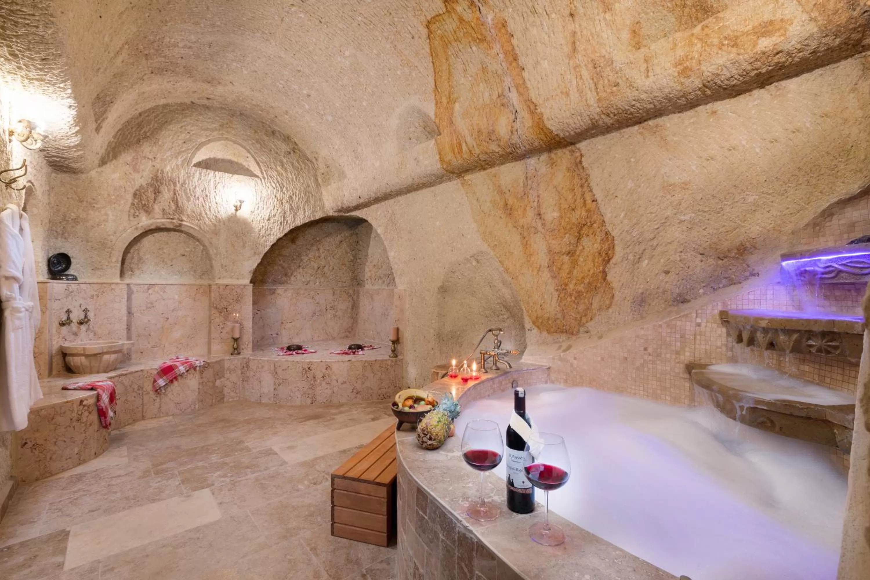 Hot Tub in Kayata Cave Suites Special Class