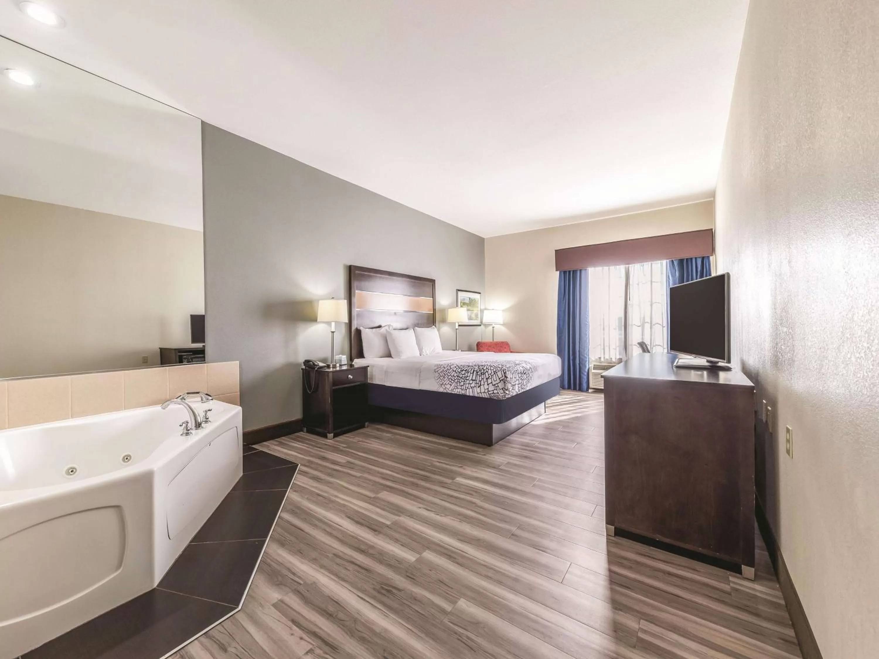 Photo of the whole room, Bed in La Quinta by Wyndham Tulsa - Catoosa