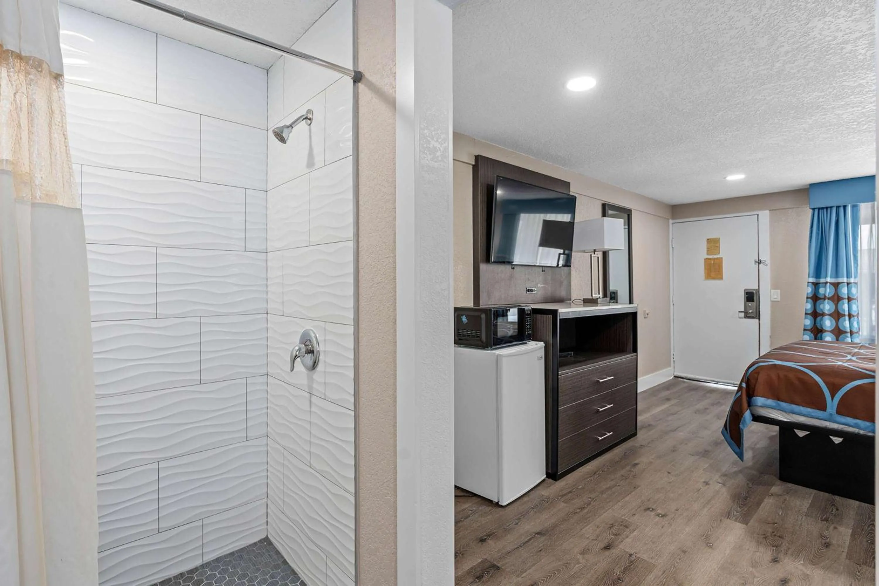 Photo of the whole room, Bed in Super 8 by Wyndham Kissimmee-Orlando