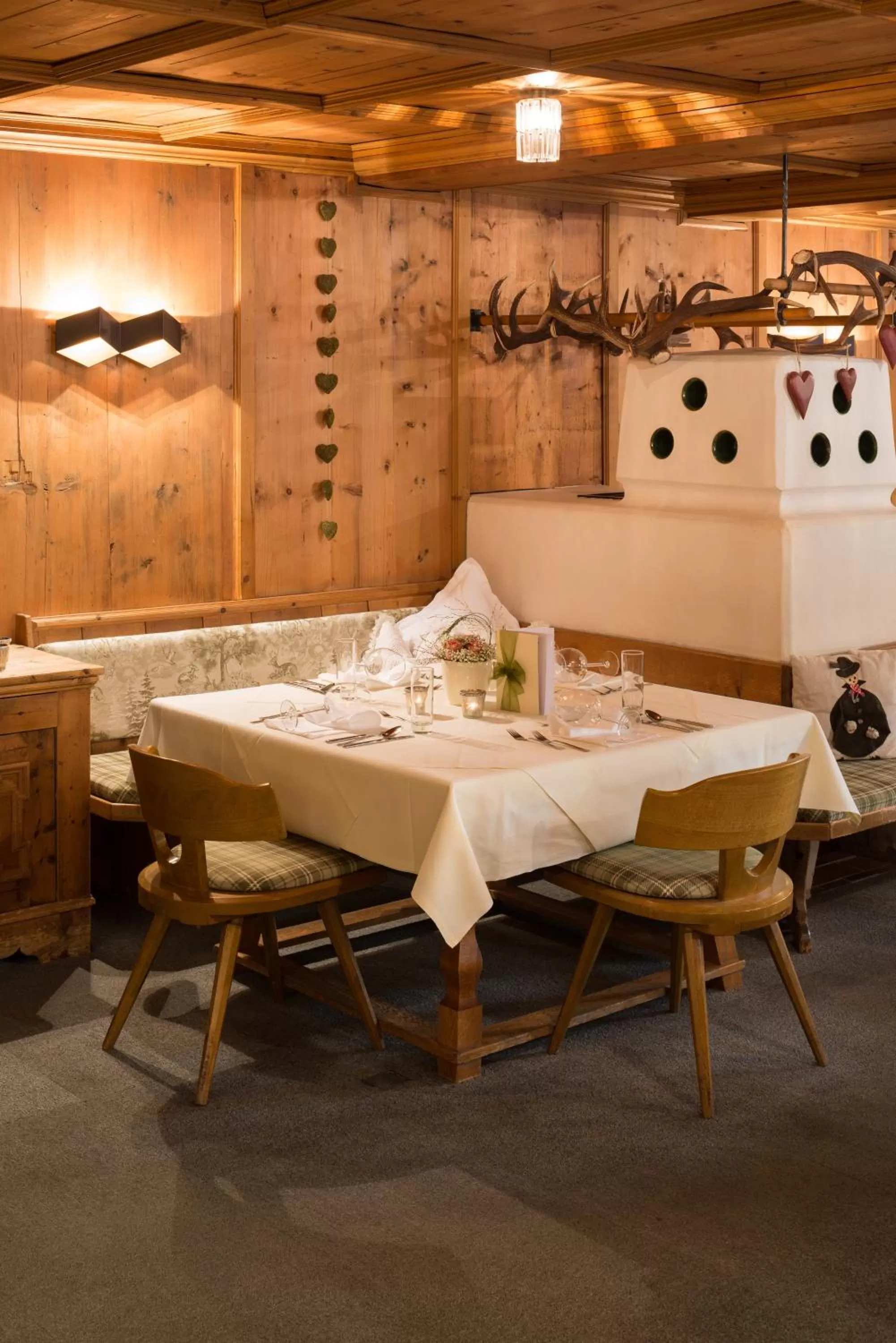 Restaurant/places to eat in Hotel Diana