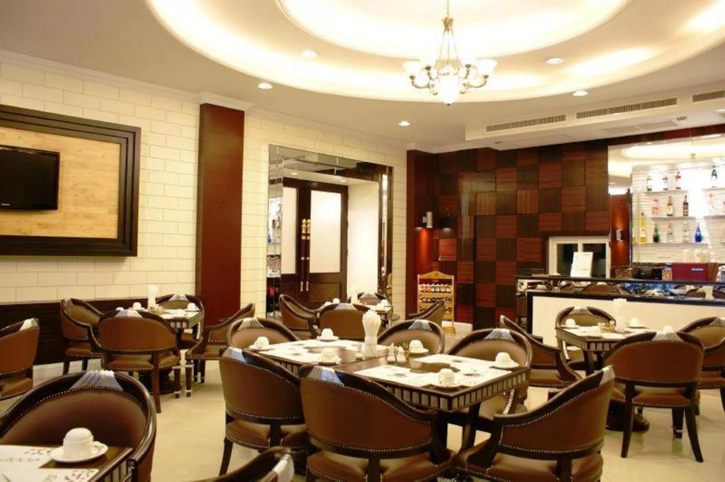 Restaurant/places to eat in LK Residence