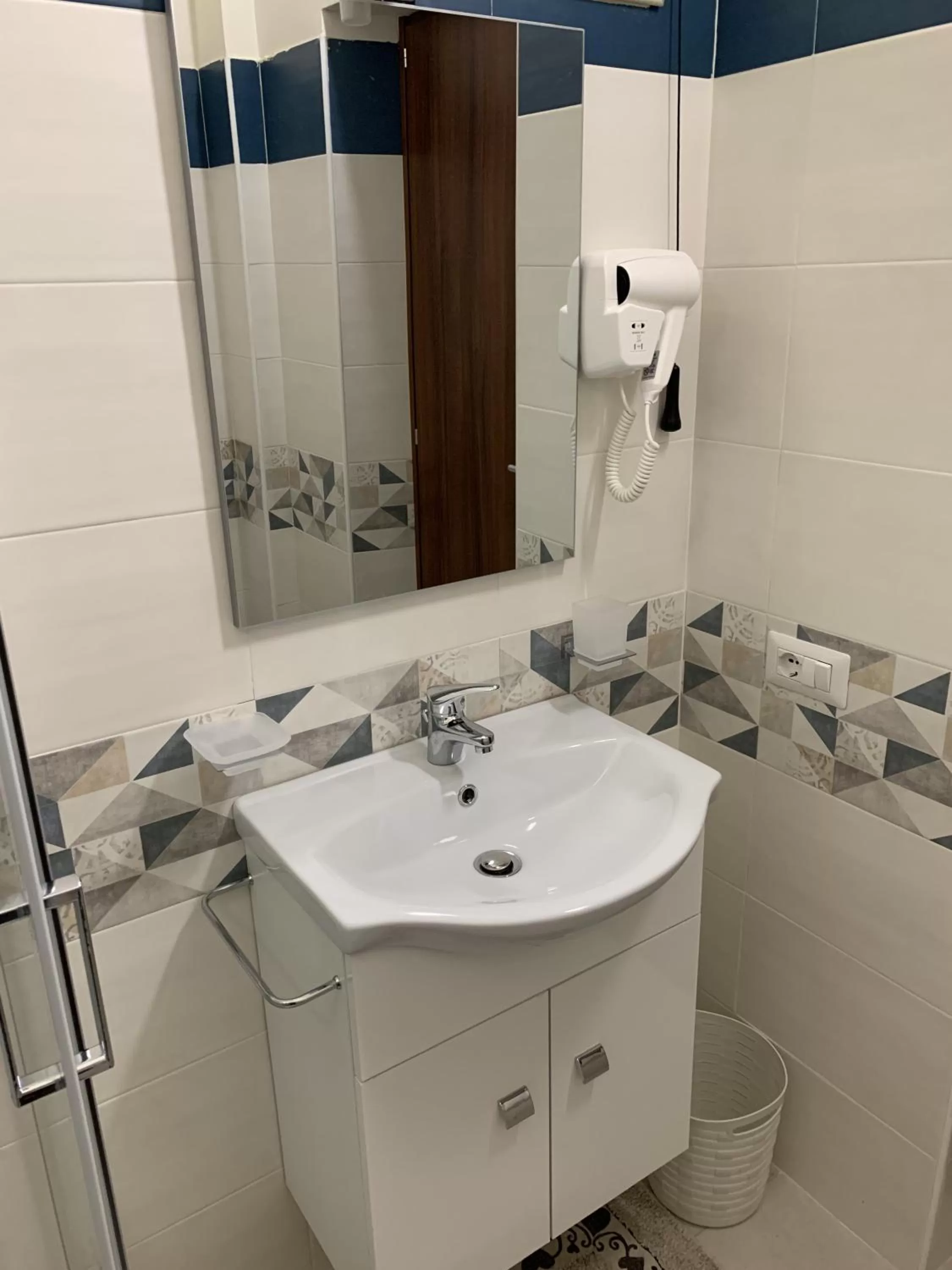 Bathroom in Erythrà Bed and Breakfast