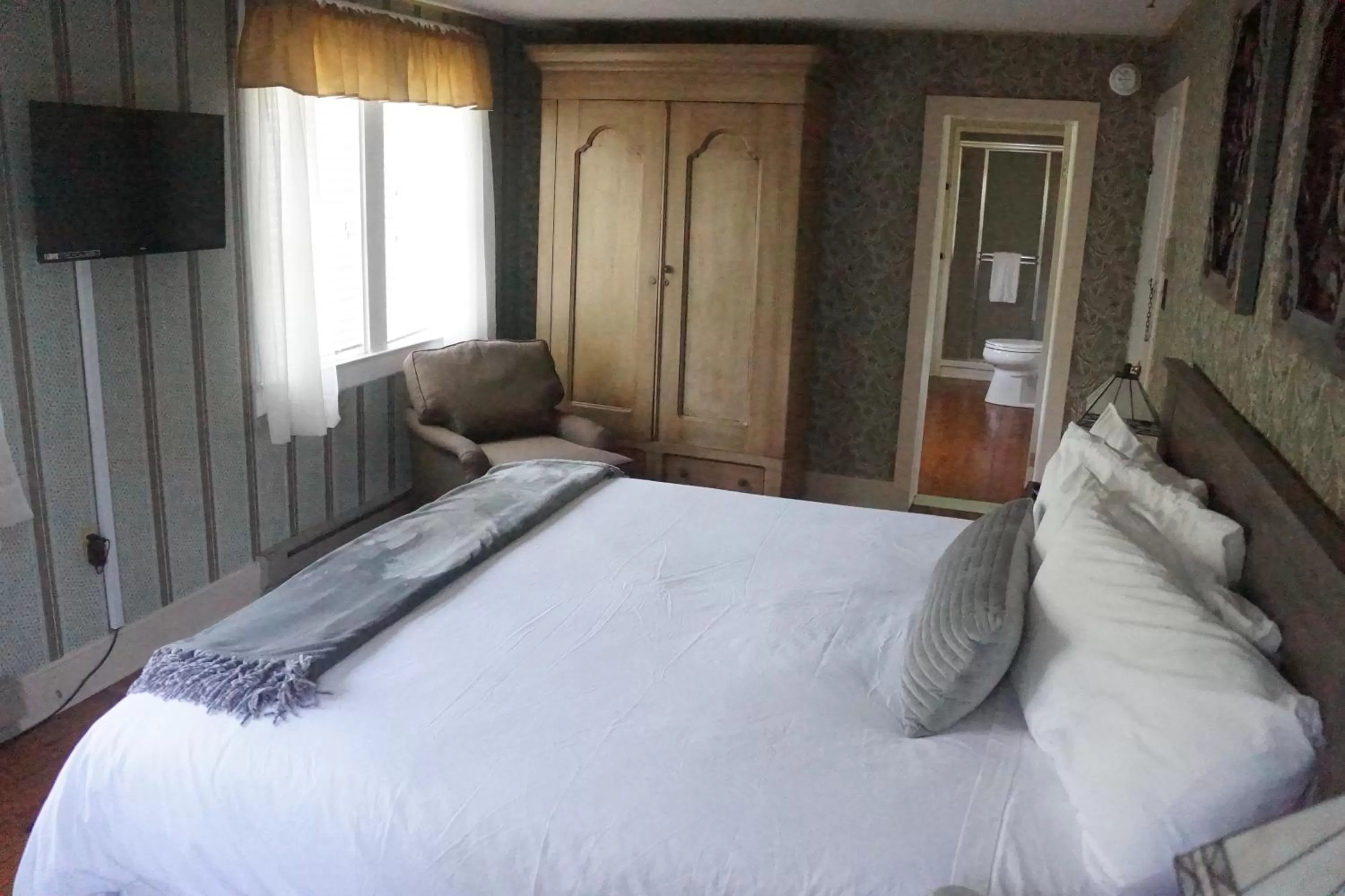 Bed in The Frogtown Inn