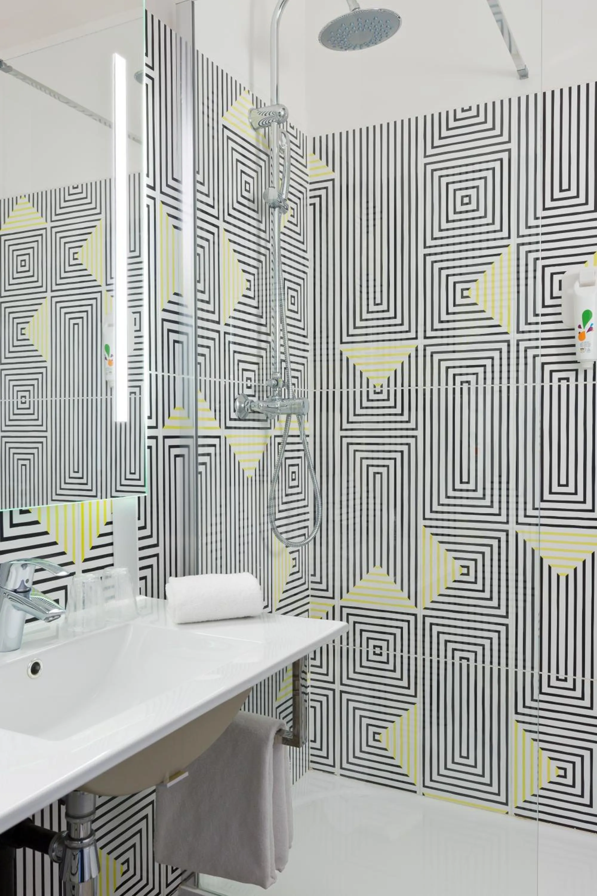 Bathroom in ibis Styles Massy Opéra