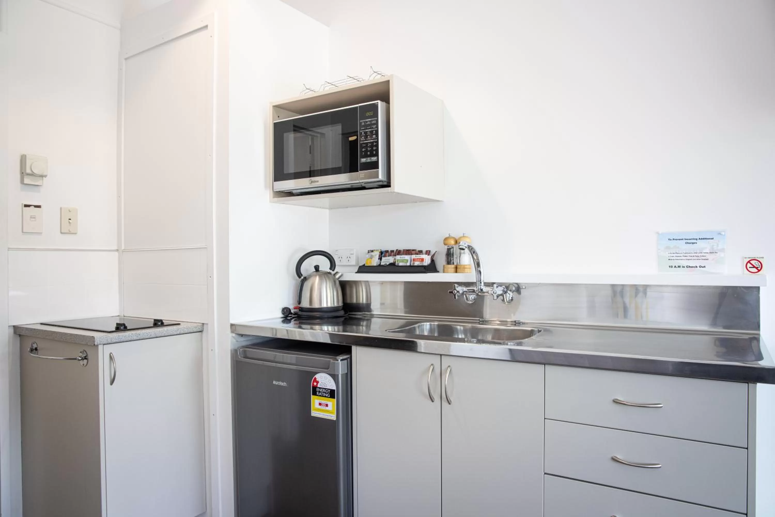 Kitchen or kitchenette in Colonial Lodge Motel