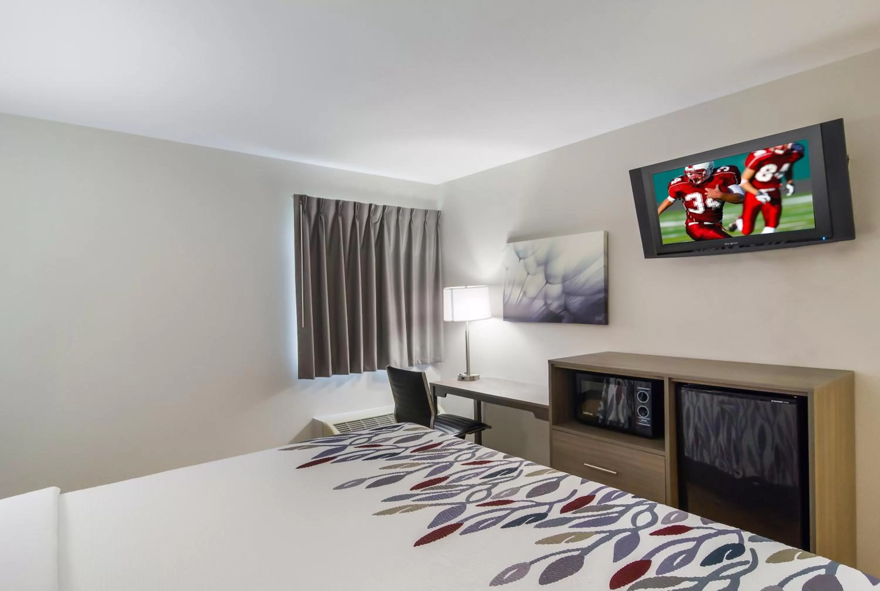 Photo of the whole room, Bed in Red Roof Inn I-95 North Brunswick Darien