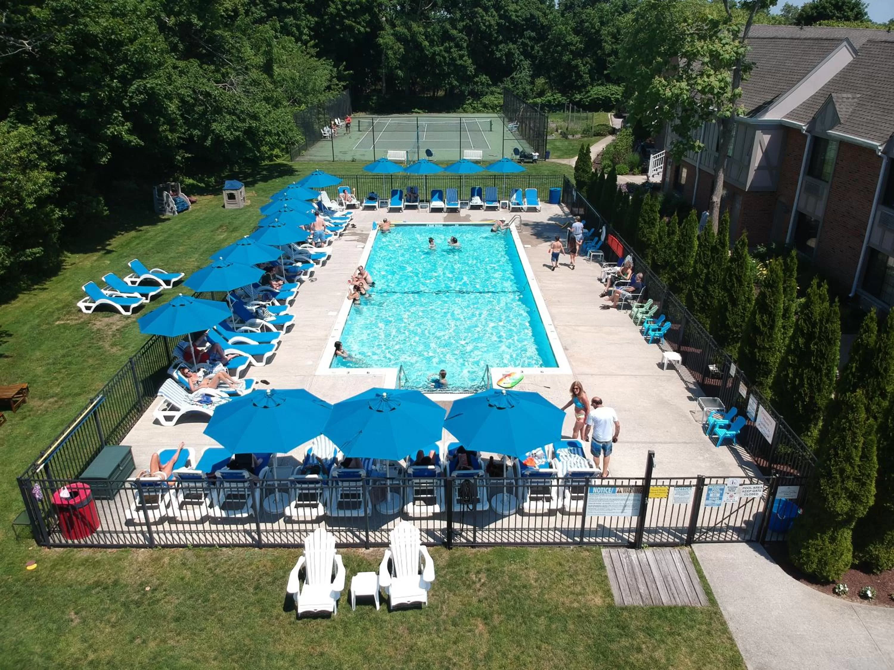 Swimming pool in Southampton Inn
