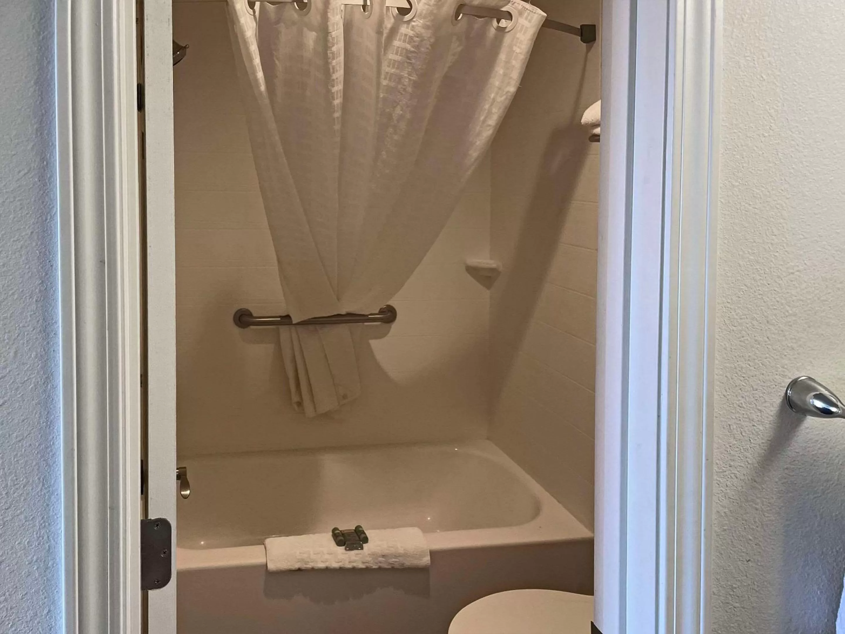 Bedroom in Quality Inn Clinton North