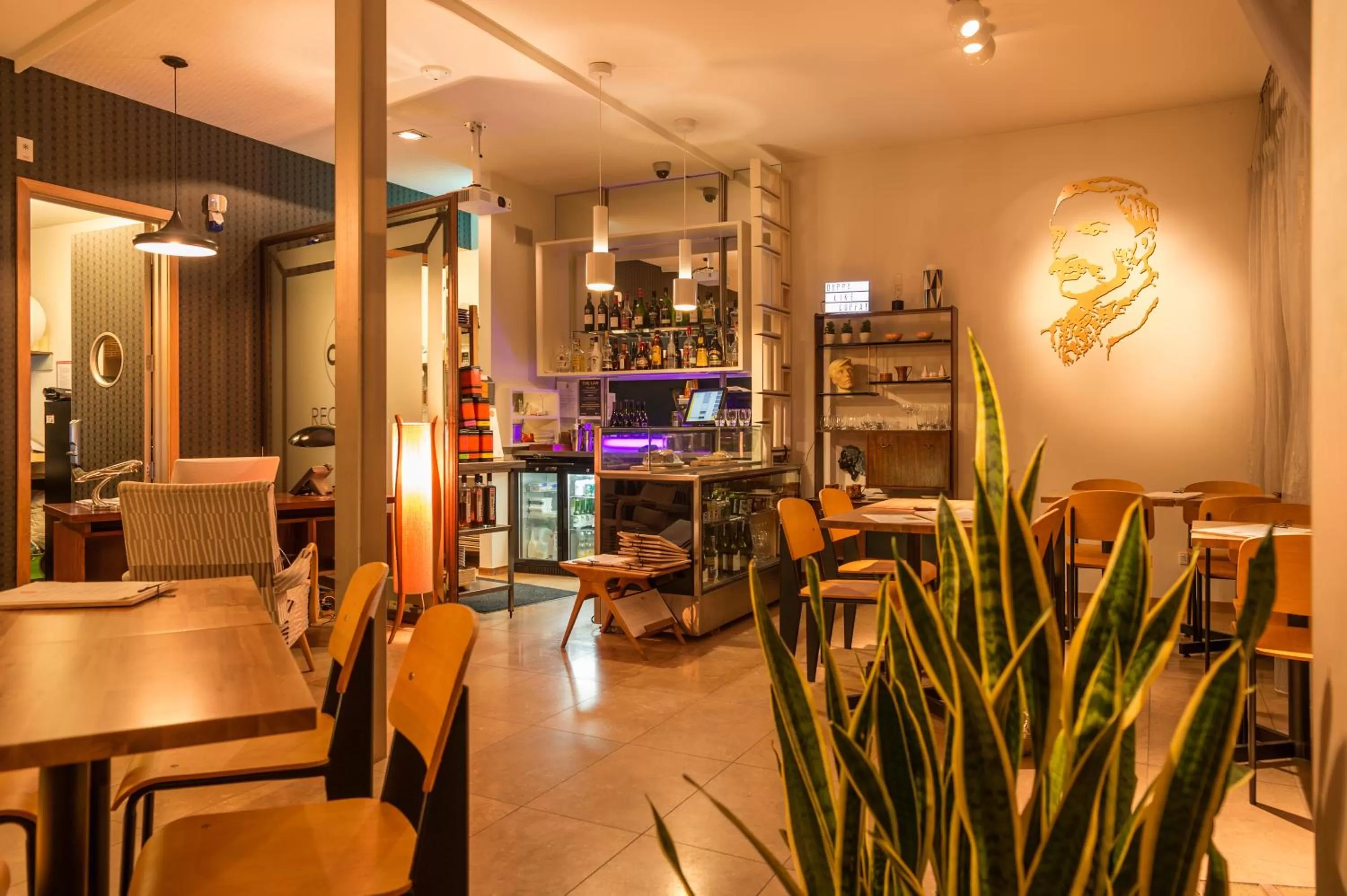 Restaurant/places to eat in Ohtel Wellington