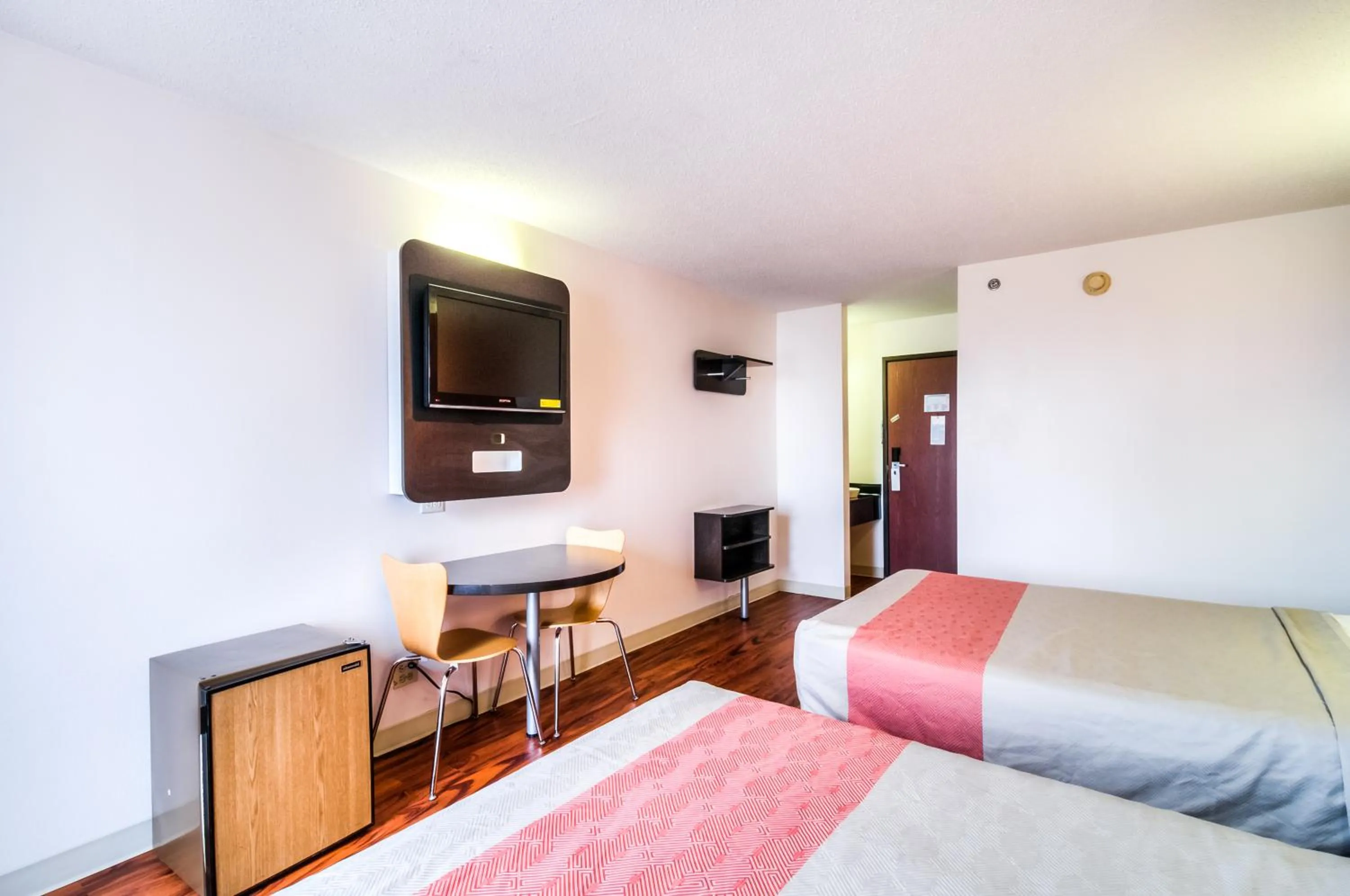 Bedroom, Bed in Motel 6-Lansing, IL - Chicago South