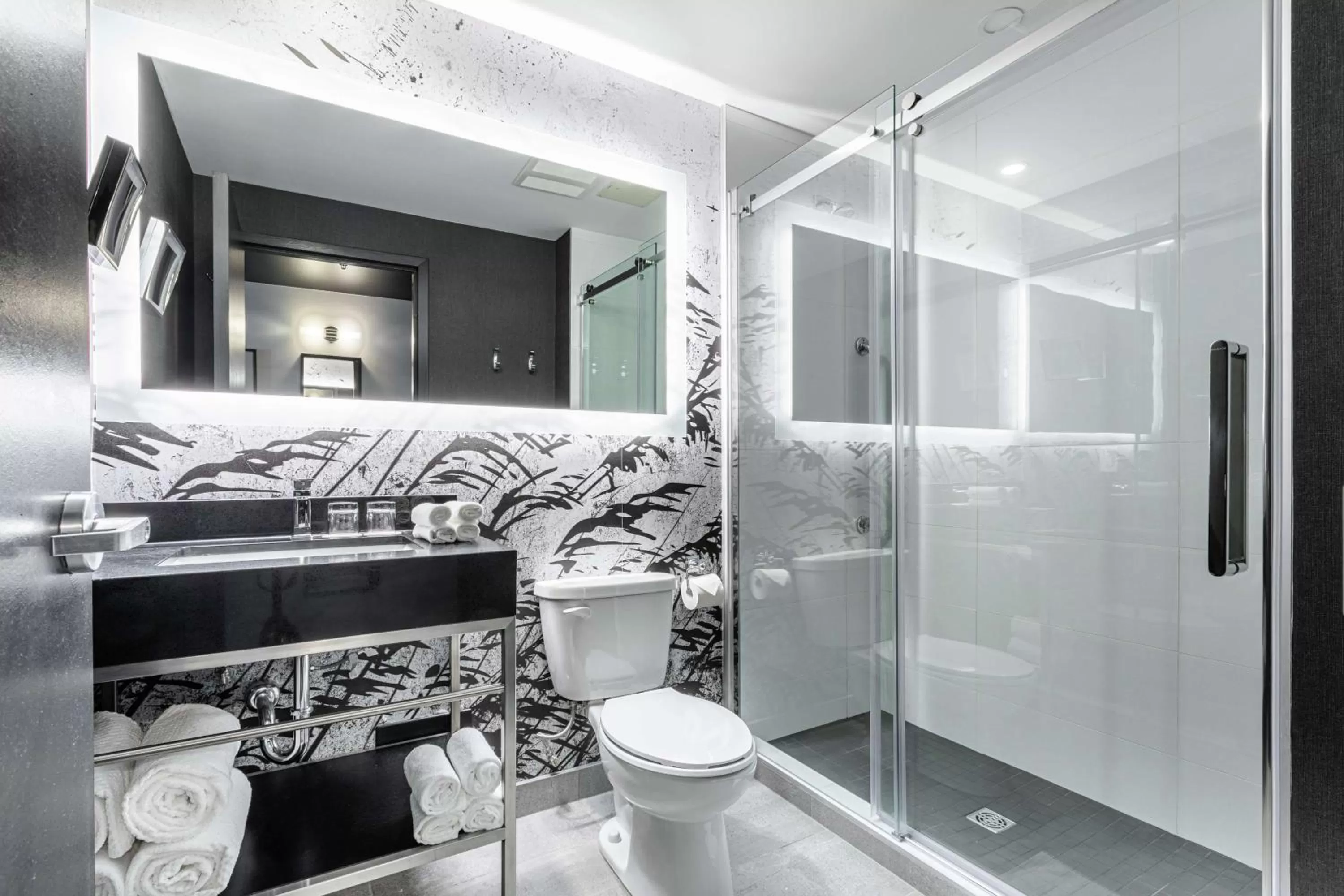 Bathroom, Bed in DoubleTree by Hilton Quebec Resort