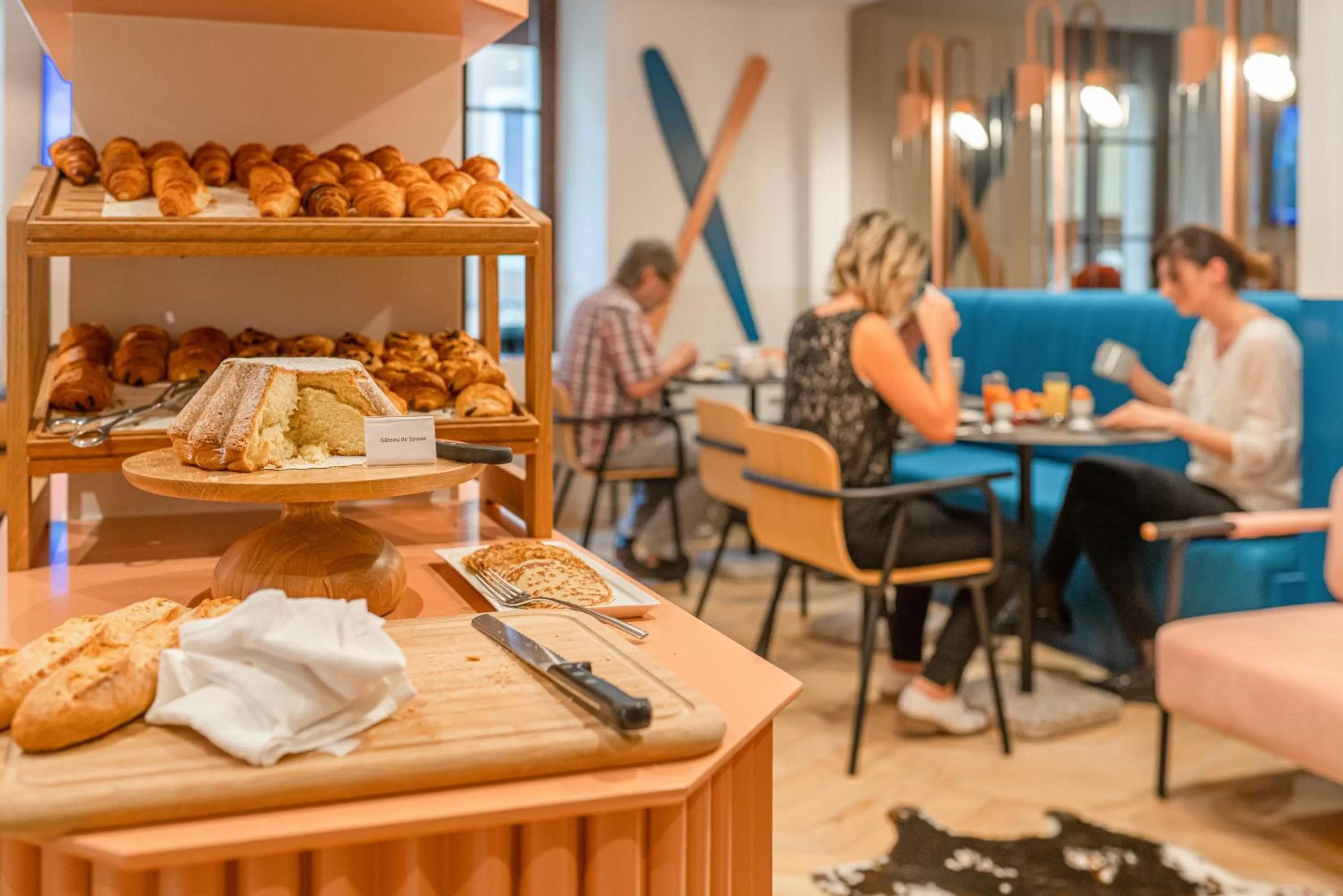 People in Hôtel du Palais de l'Isle