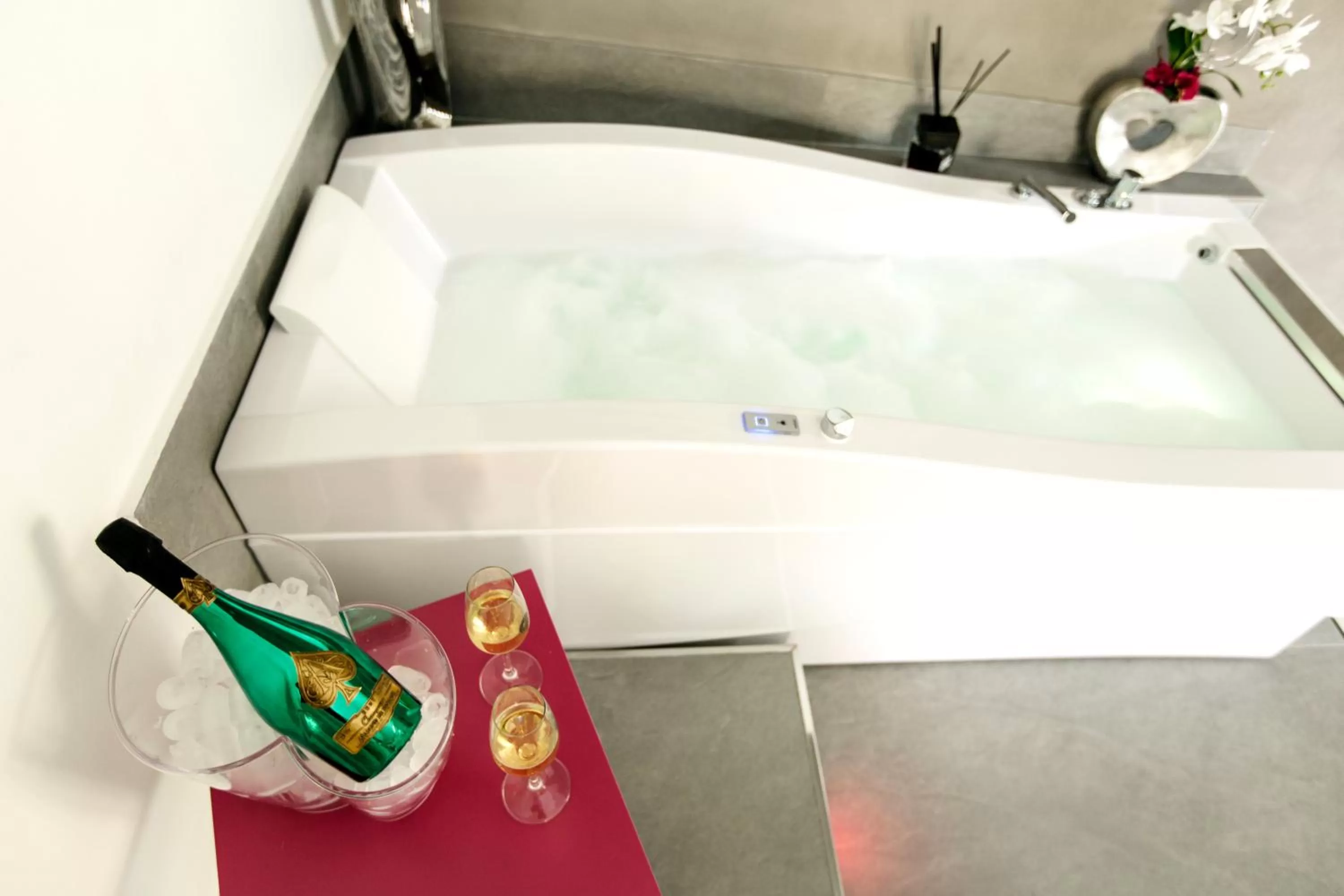 Hot Tub in Hotel Nunù