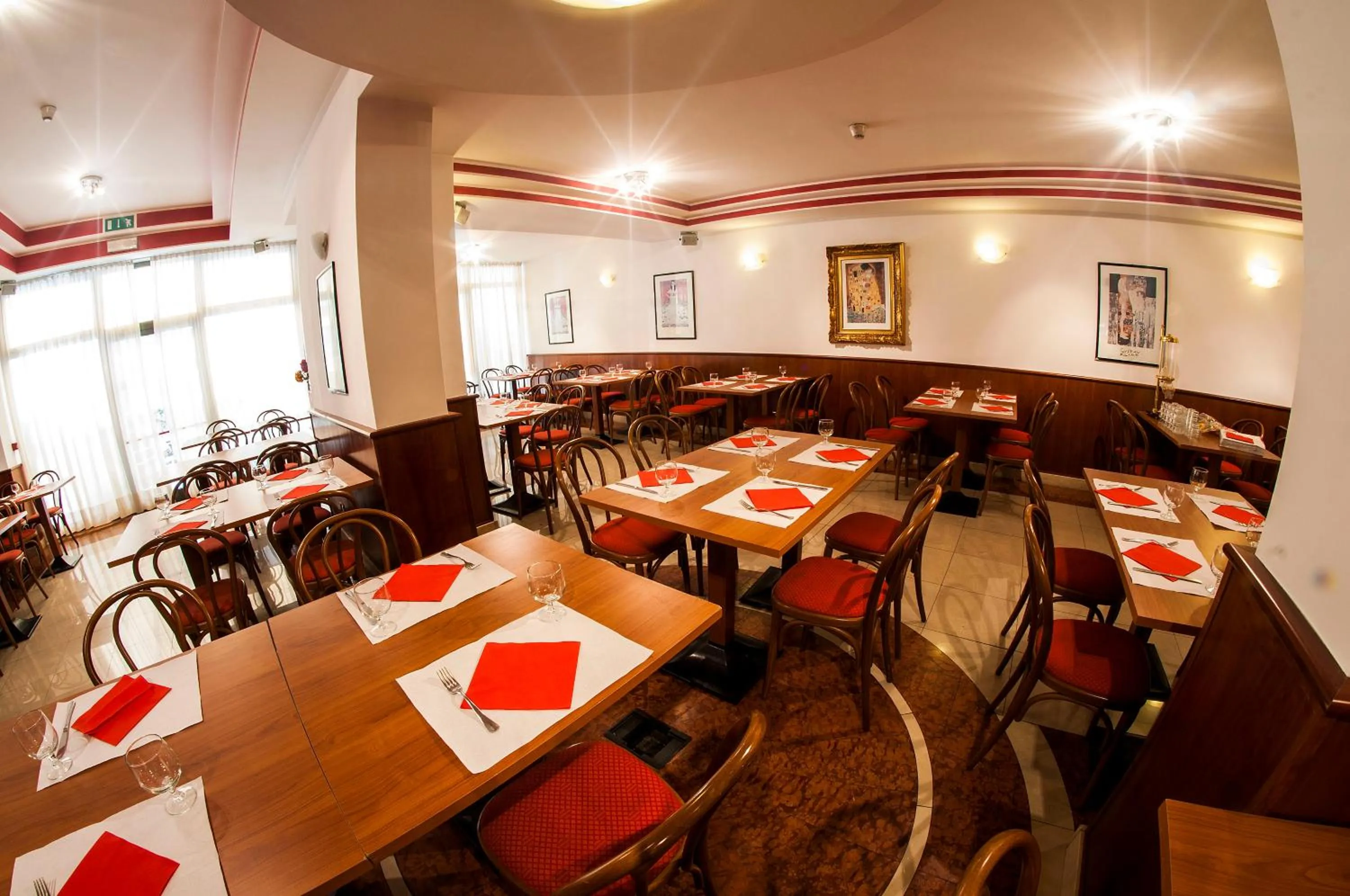 Restaurant/places to eat in Hotel Primo