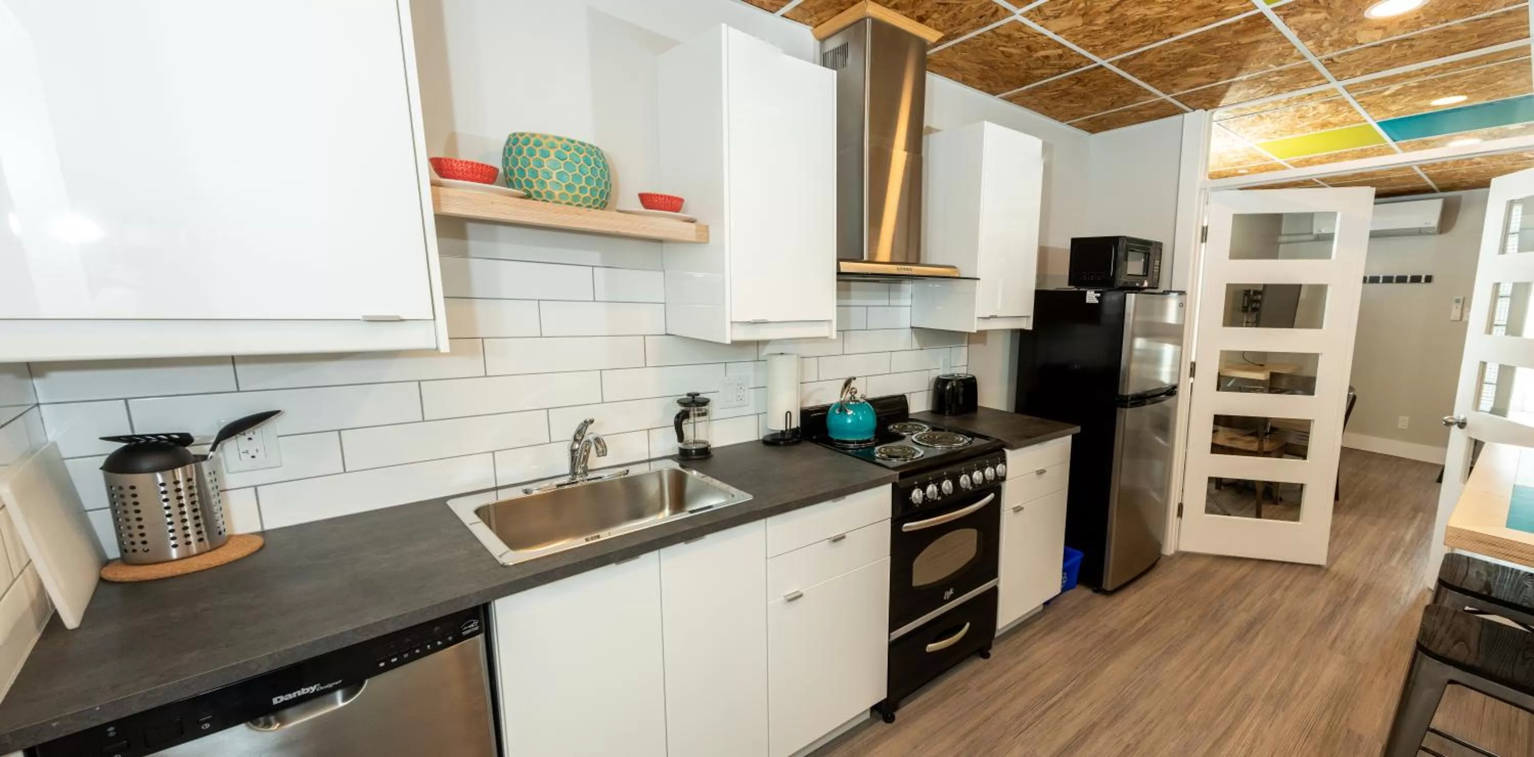 Coffee/tea facilities in Morel Executive Suites