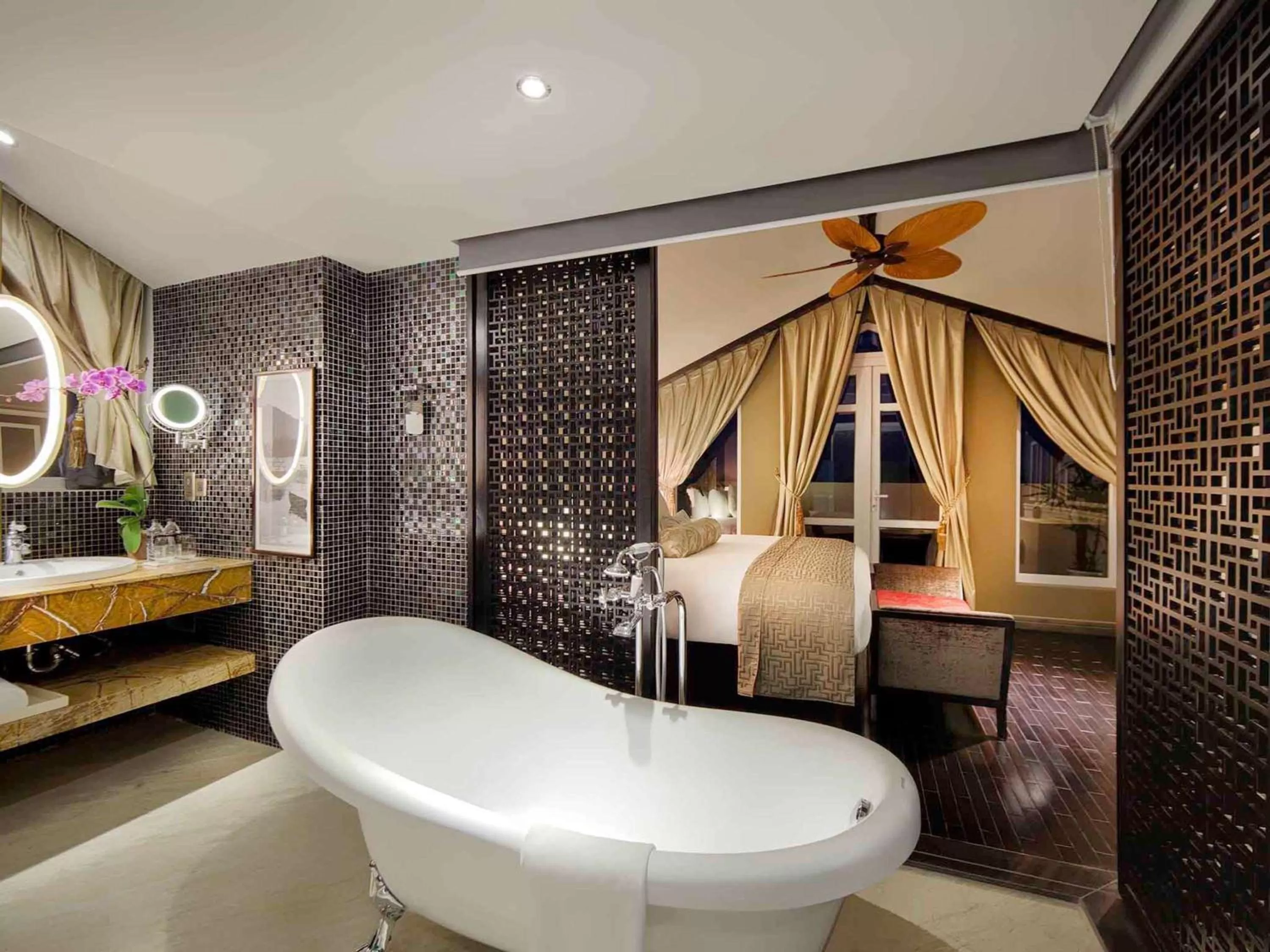 Bathroom in Hotel Royal Hoi An - MGallery