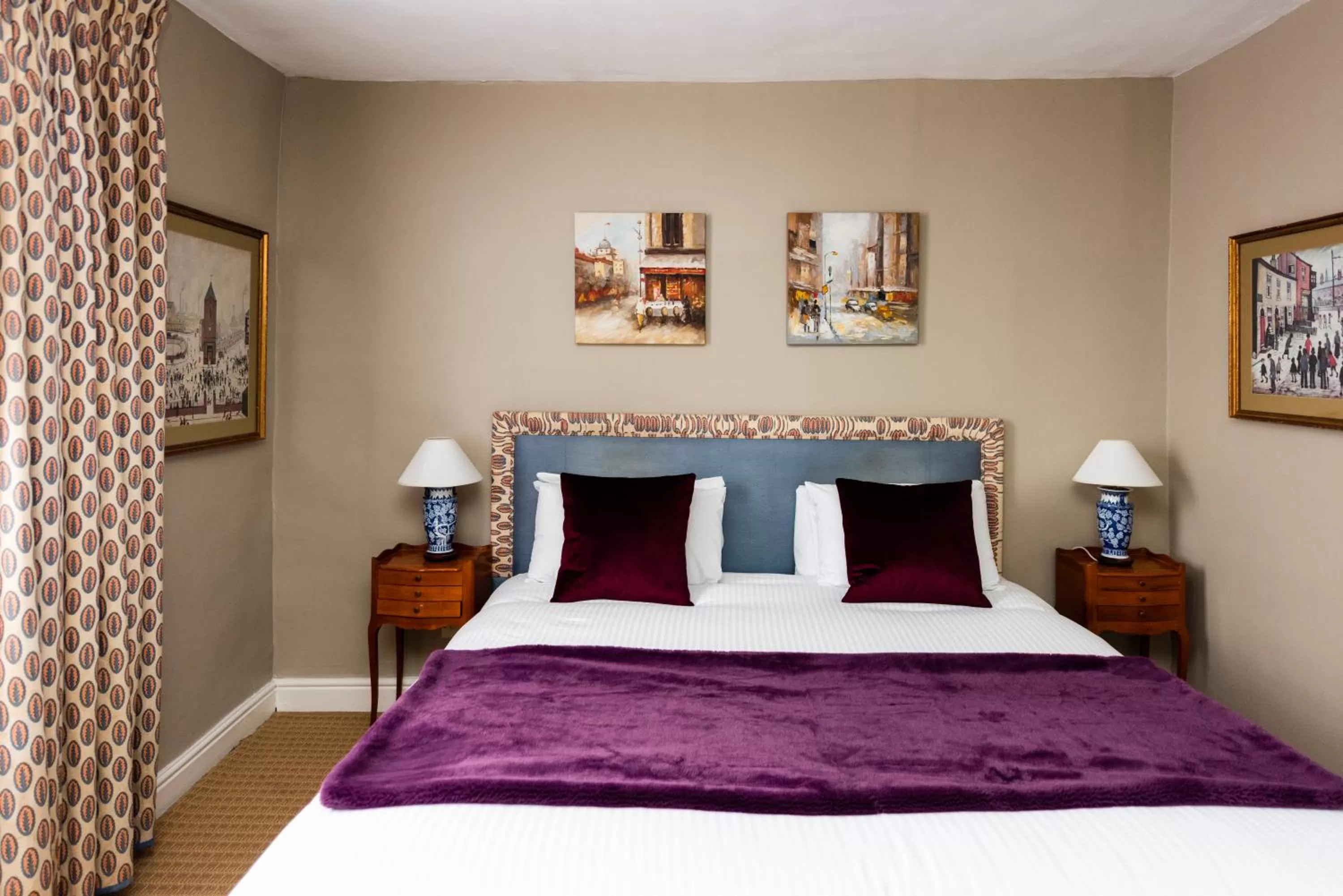 Bed in The Whipper-In Hotel