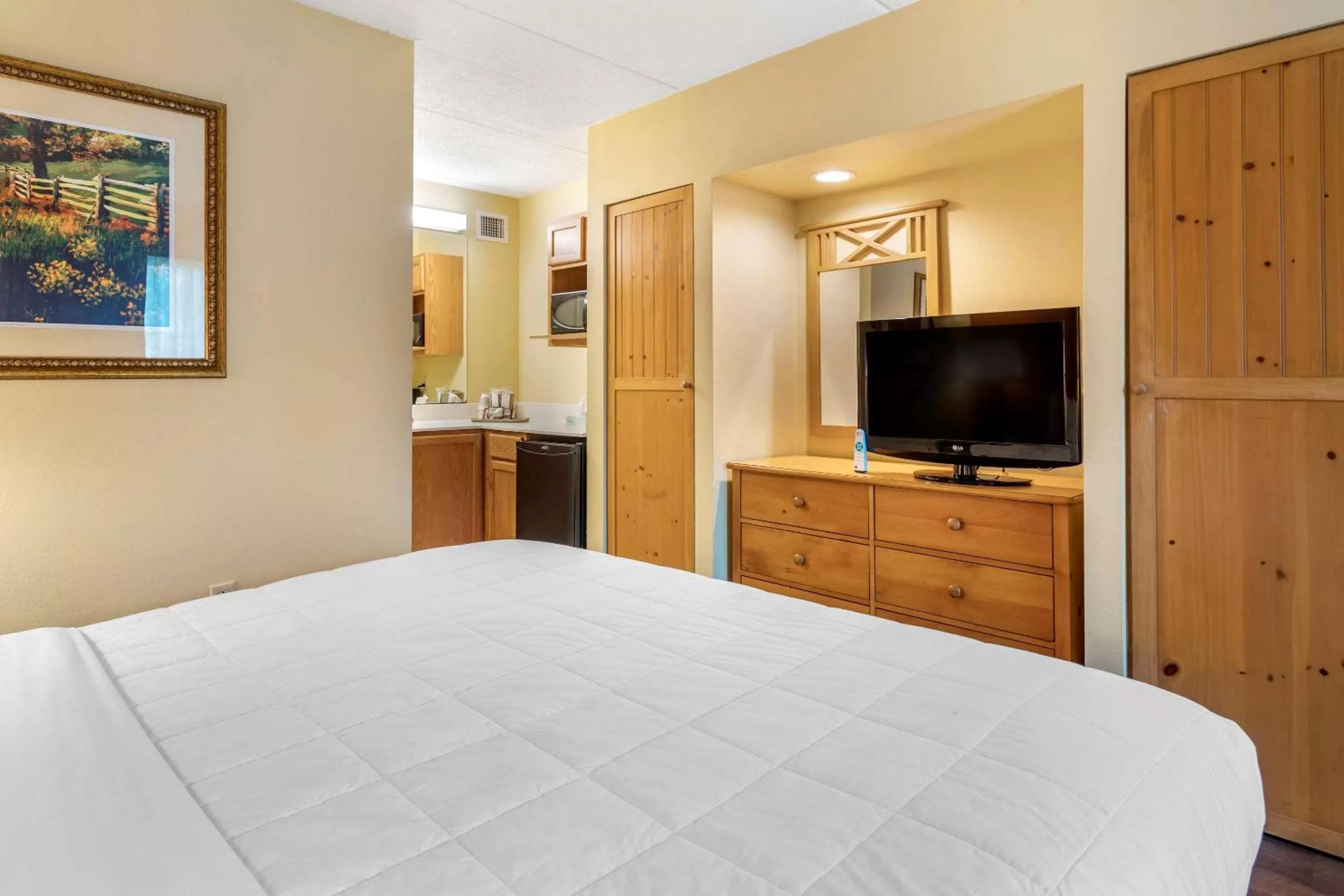 Photo of the whole room, Bed in Econo Lodge Pigeon Forge Riverside