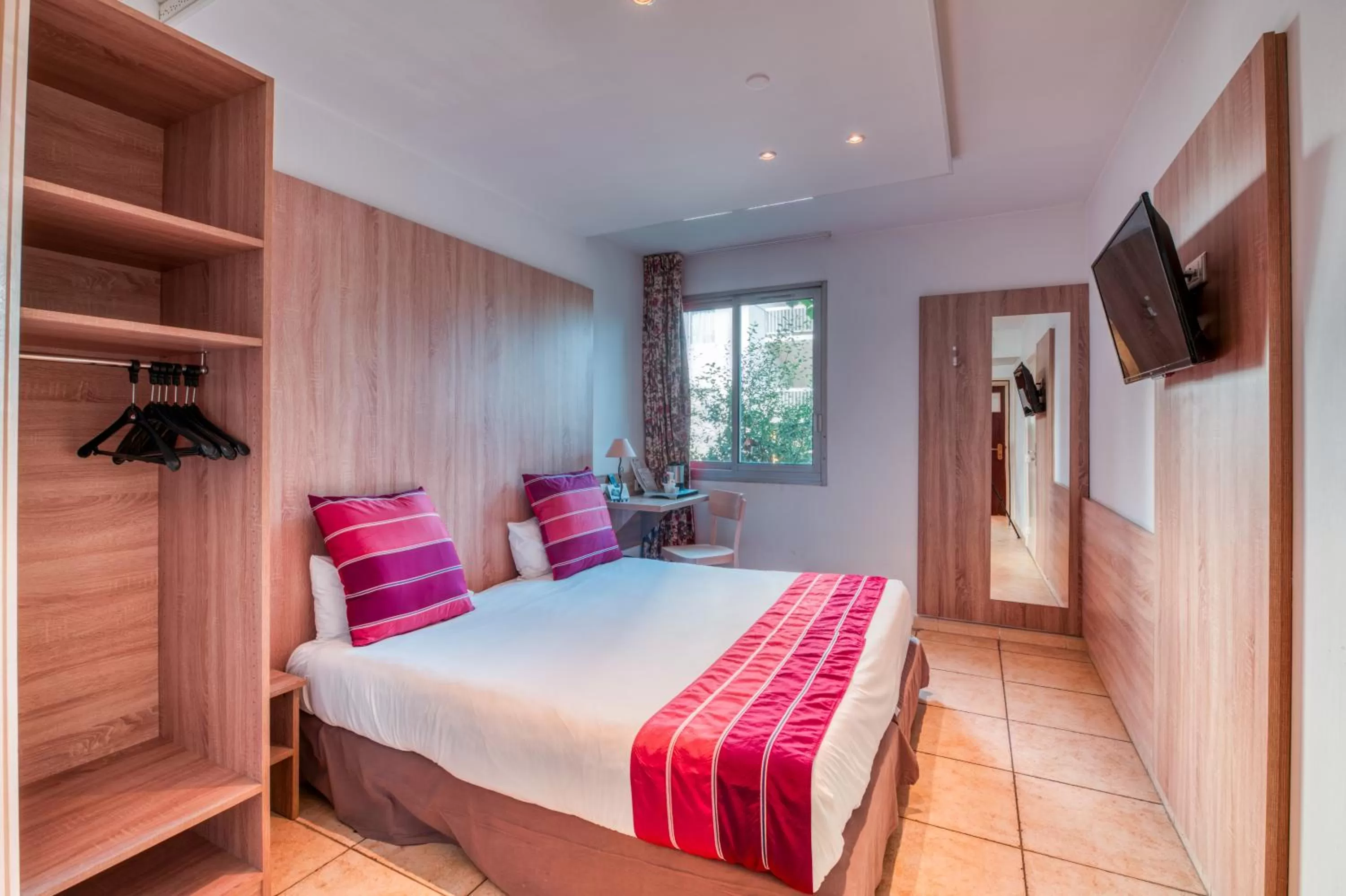 Bed in Logis NIMOTEL Hôtel Cosy