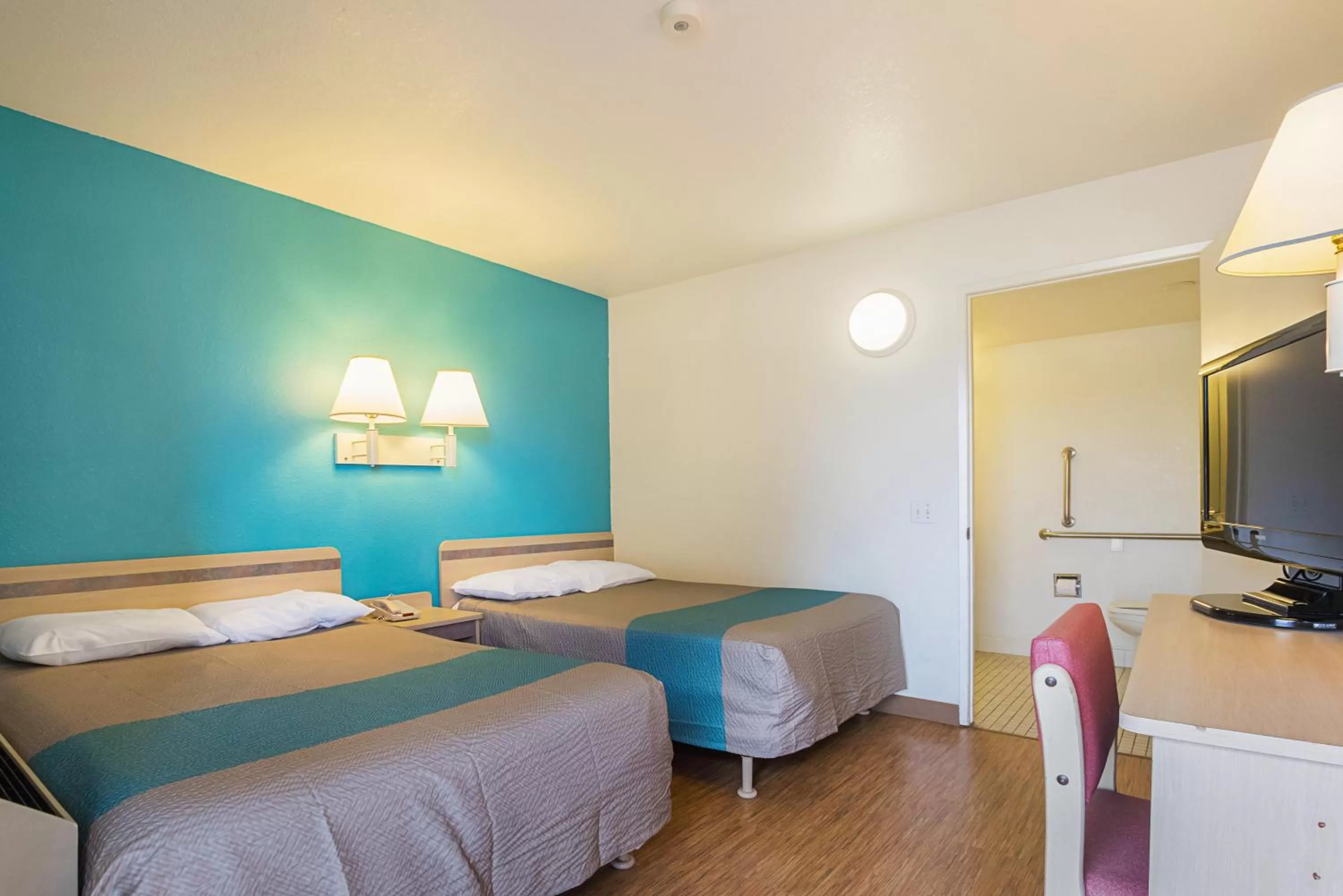 Bedroom, Bed in Motel 6-Rochester, MN