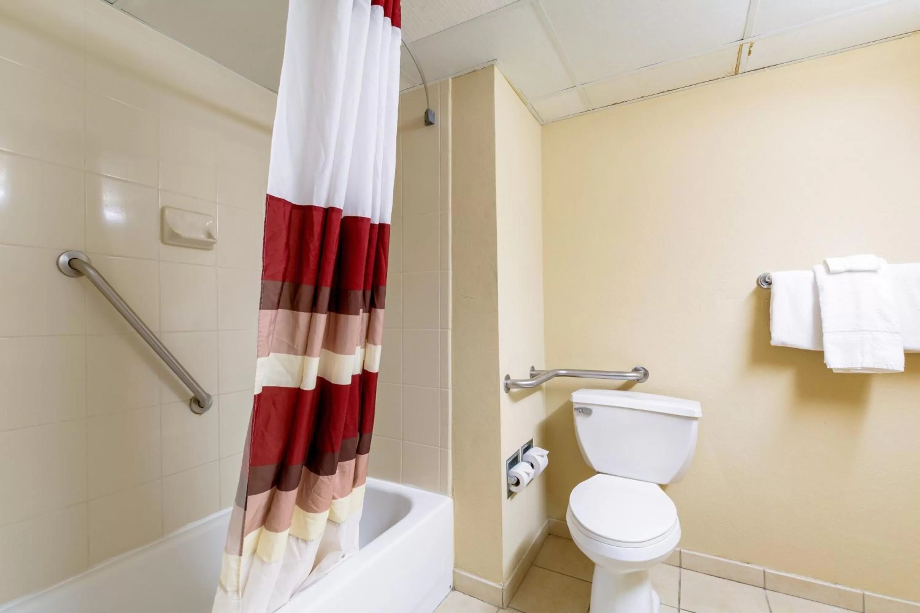 Photo of the whole room in Red Roof Inn Vincennes